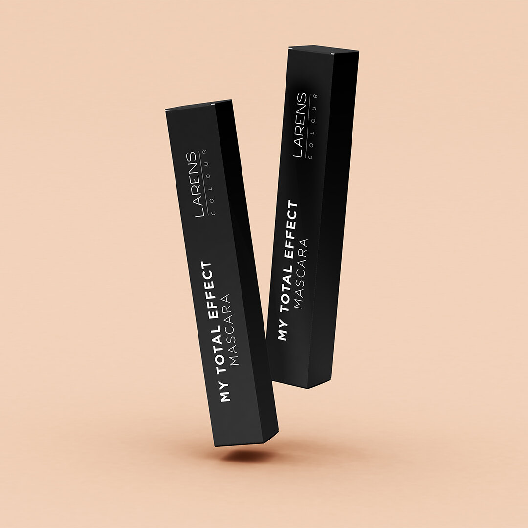 Dwa czarne opakowania tuszu do rzęs z napisem \'LARENS COLOUR MY TOTAL EFFECT MASCARA\' na beżowym tle.