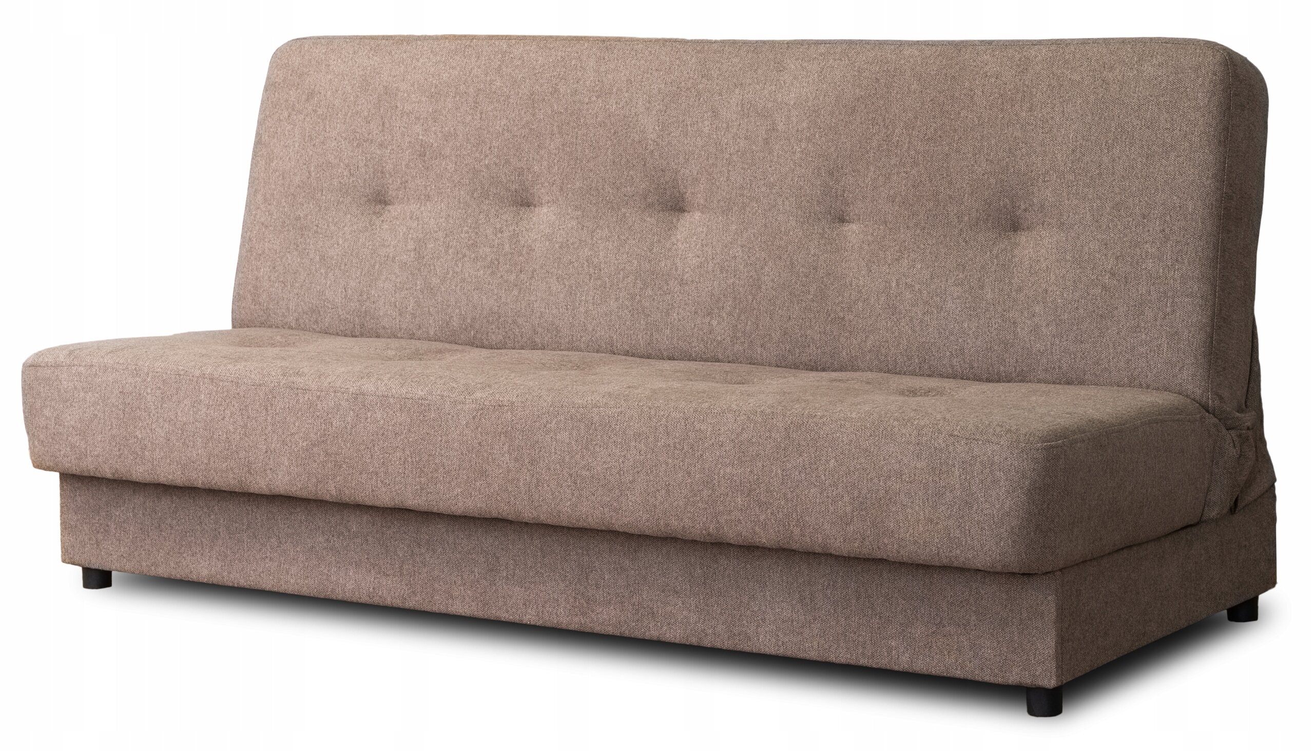 Brązowa wersalka z funkcją spania, posiada prosty design z gładkim obiciem i delikatnymi przeszyciami na oparciu. Sofa stoi na niskich, czarnych nóżkach.