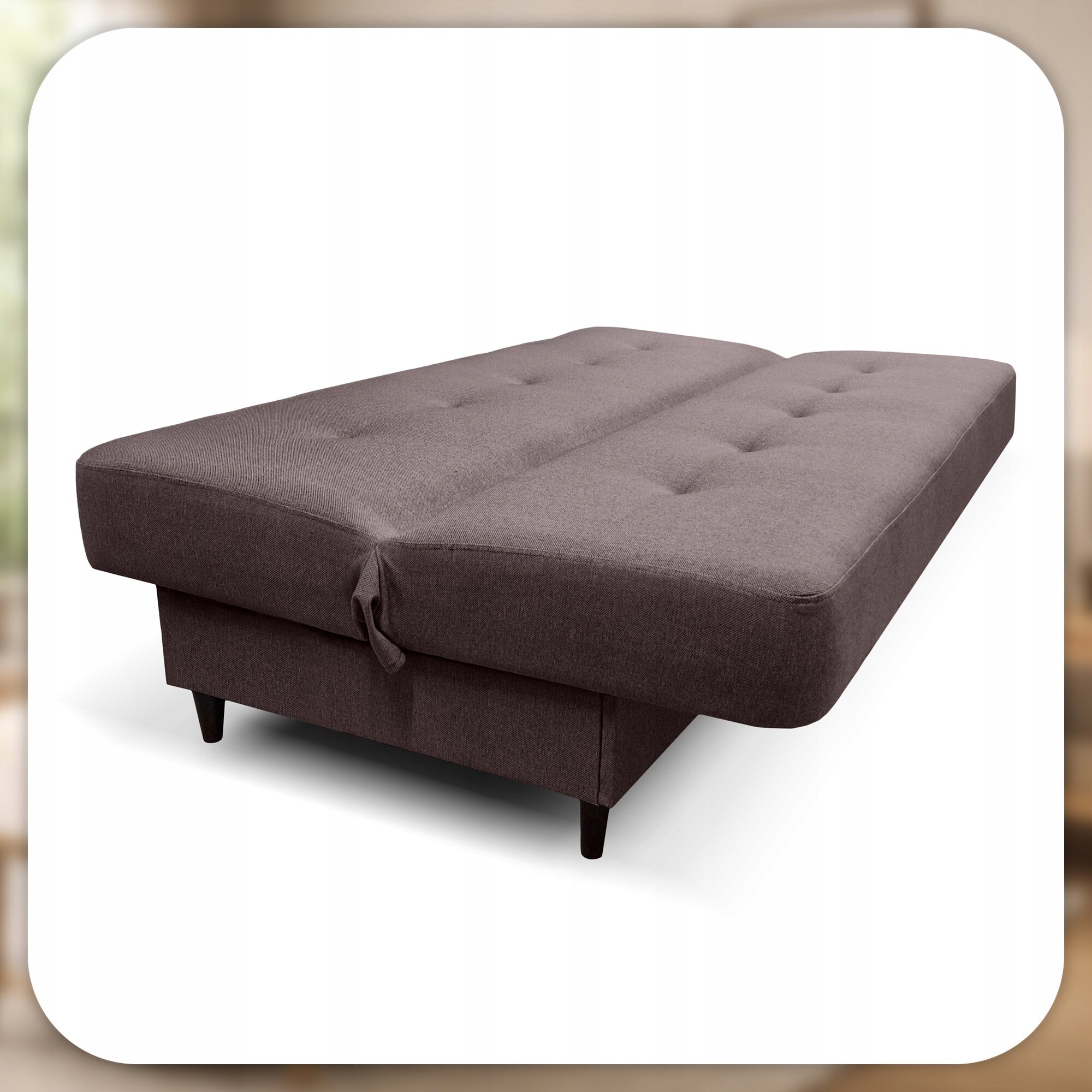 Na obrazie widoczna jest rozłożona sofa w kolorze brązowym, wykonana z weluru. Sofa ma prosty design z widocznymi przeszyciami i stoi na ciemnych nóżkach.