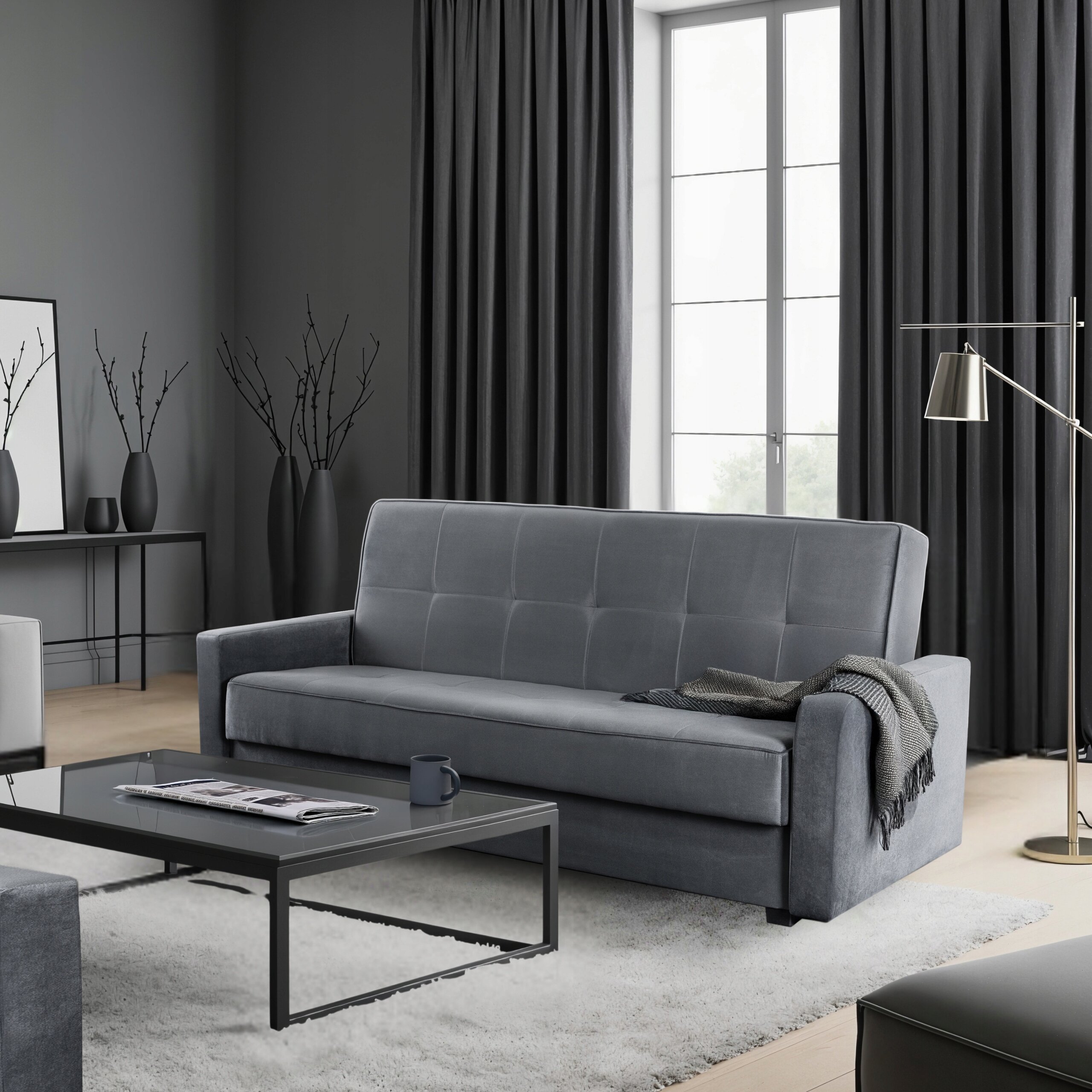 Szara sofa rozkładana z funkcją spania stoi w eleganckim salonie z dużym oknem i zasłonami. W pomieszczeniu znajdują się również stolik kawowy, lampa stojąca i dekoracyjne wazony.