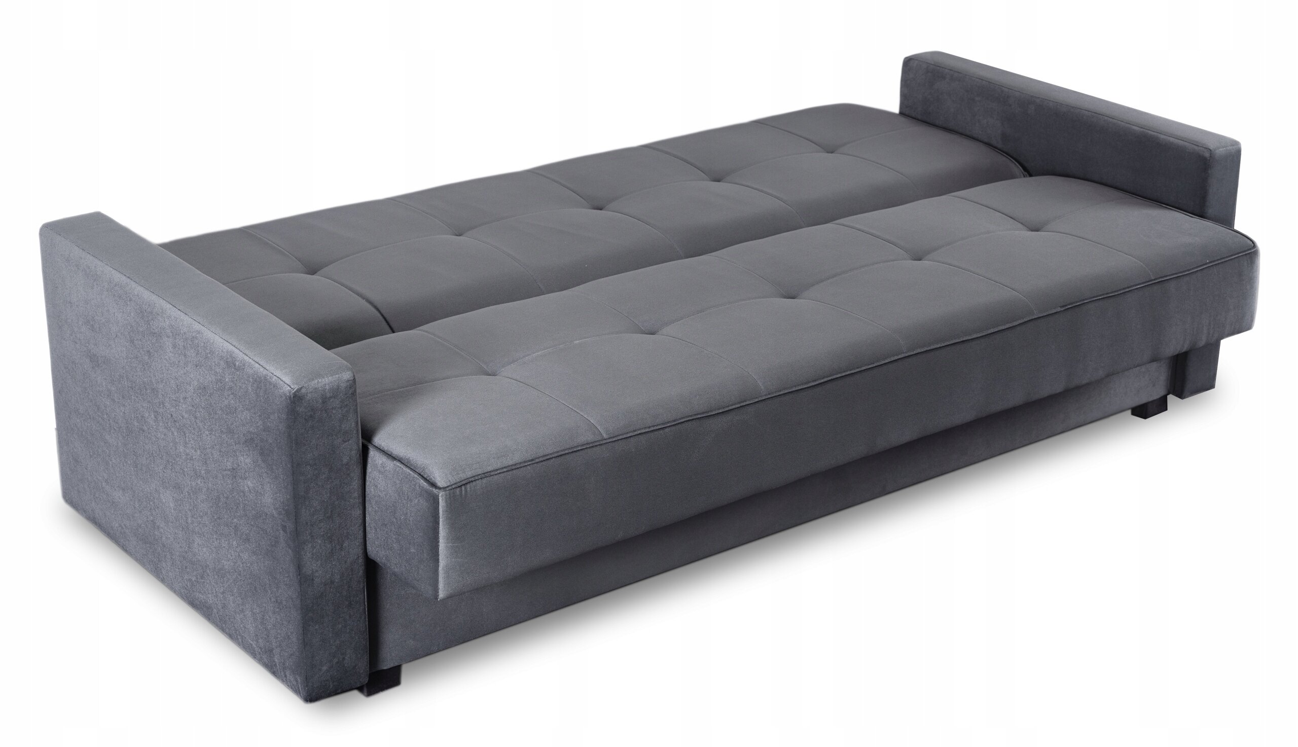 Szara, rozkładana sofa dwuosobowa z funkcją spania, o prostokątnym kształcie i pikowanym wzorze na powierzchni siedziska.