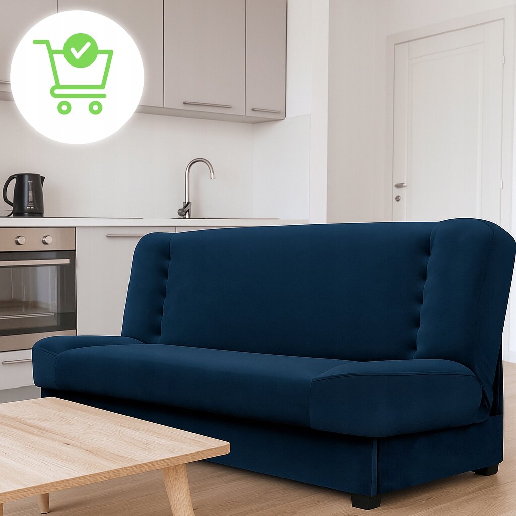 Granatowa sofa kanapa rozkładana znajduje się w nowoczesnym wnętrzu z widoczną kuchnią w tle. W górnym rogu obrazu widnieje ikona koszyka z zielonym znacznikiem wyboru.