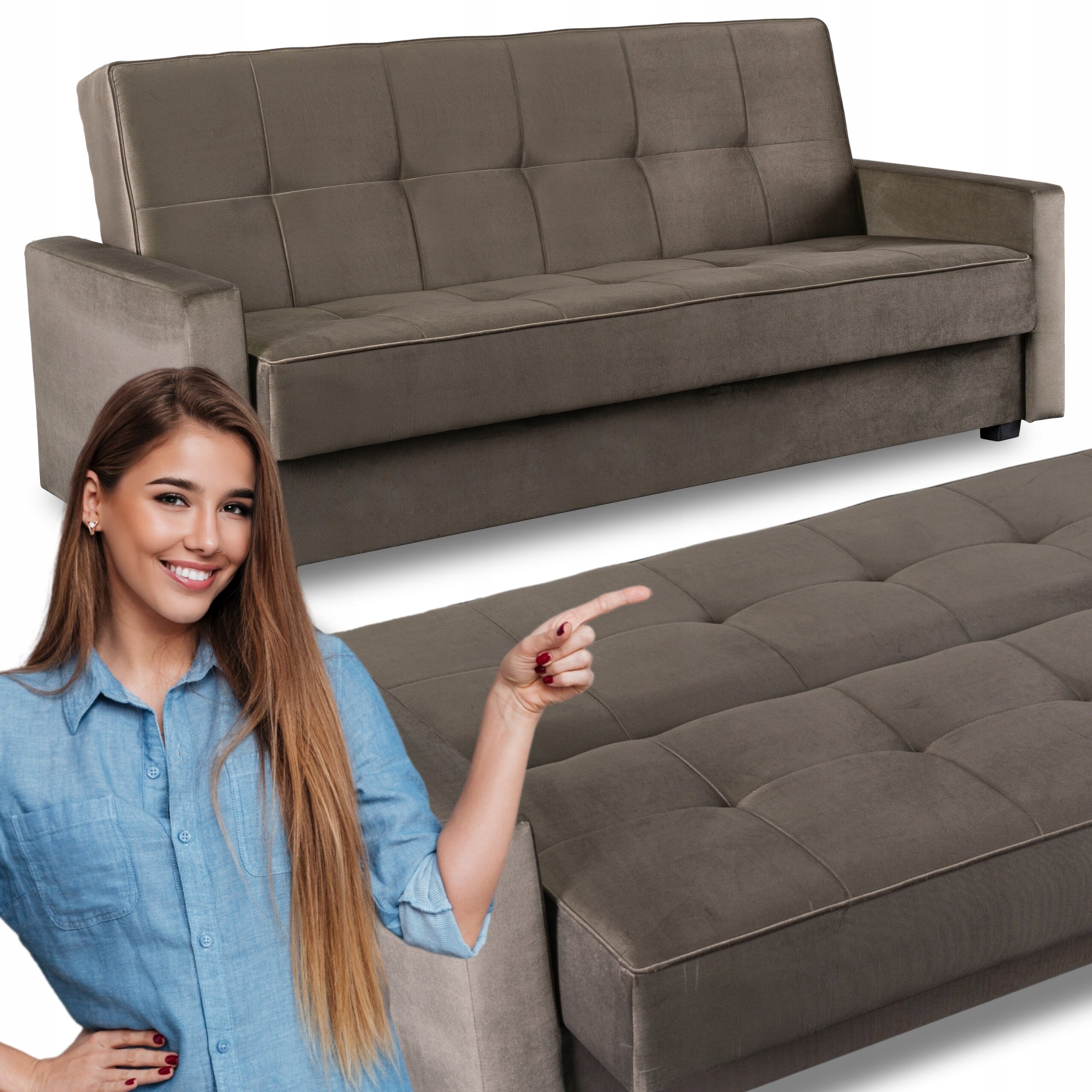 Beżowa sofa rozkładana z funkcją spania, przedstawiona w dwóch ujęciach: złożona i rozłożona. Obok sofy stoi osoba w niebieskiej koszuli, wskazująca na mebel.