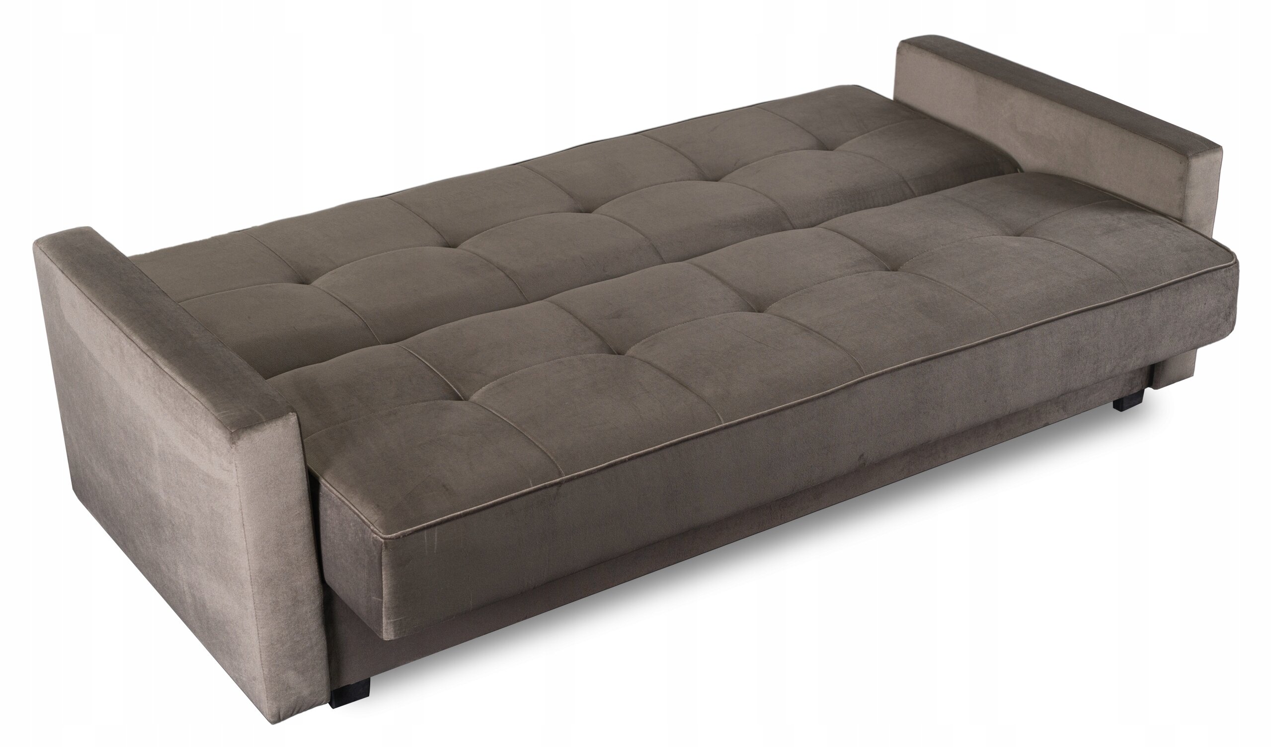 Beżowa, rozkładana sofa dwuosobowa z funkcją spania, o prostokątnym kształcie i pikowanym wzorze na powierzchni siedziska.