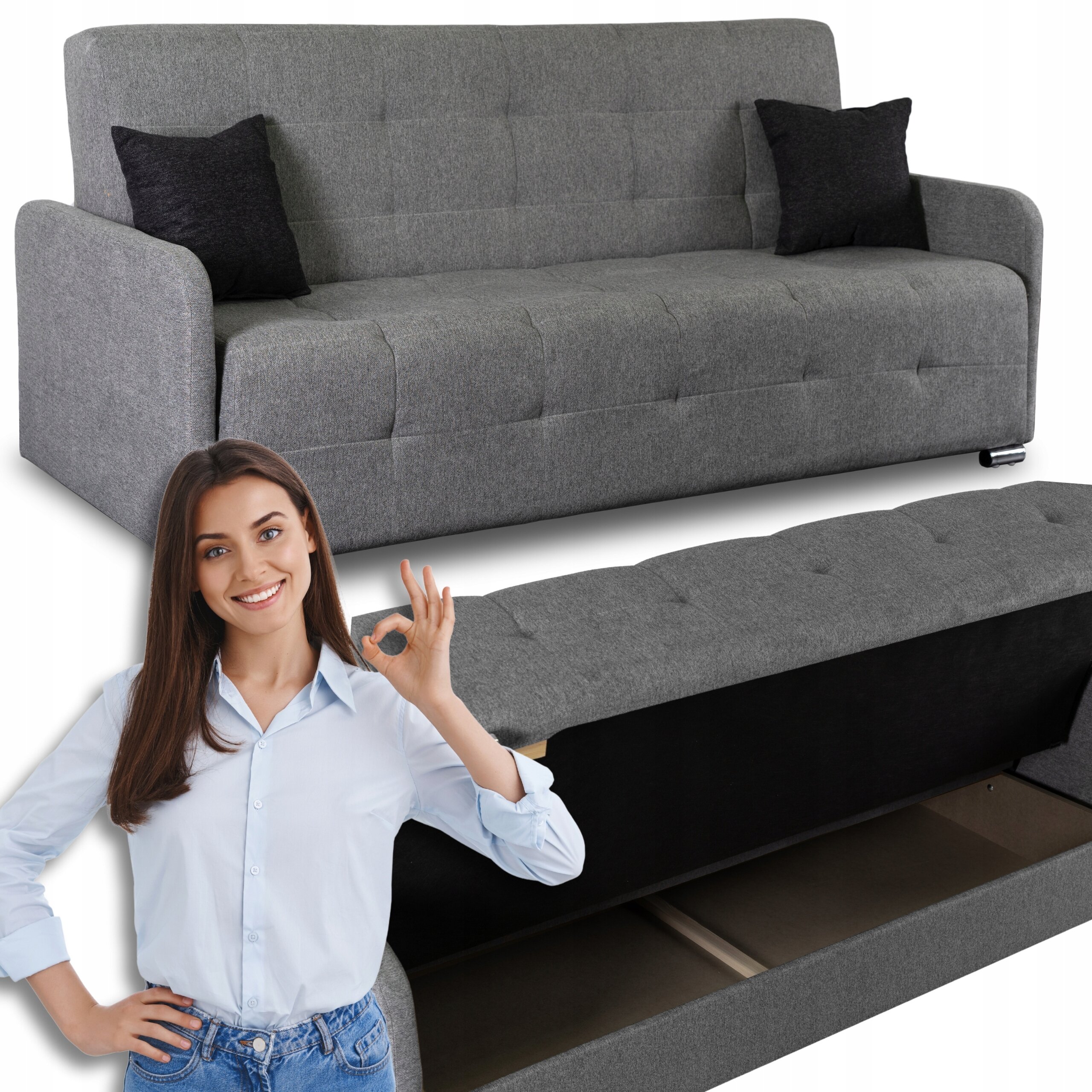 Szara, rozkładana sofa z funkcją spania, z dwoma czarnymi poduszkami. Obok sofy stoi osoba w jasnej koszuli, pokazująca gest OK.