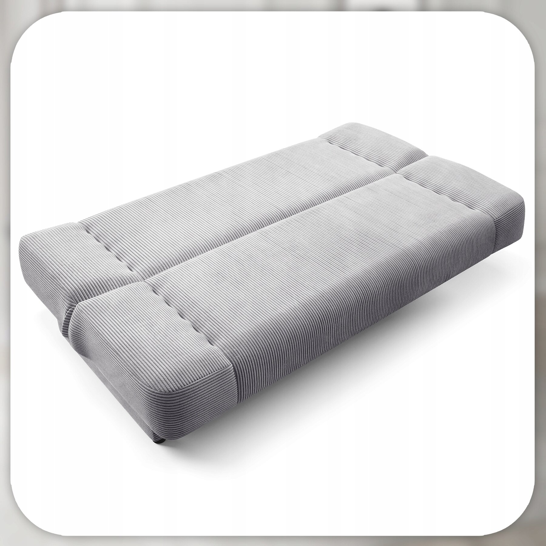 Szara, rozkładana sofa z funkcją spania, wykonana z materiału przypominającego sztruks, przedstawiona w pozycji rozłożonej. Sofa ma prostokątny kształt z widocznymi przeszyciami na powierzchni.