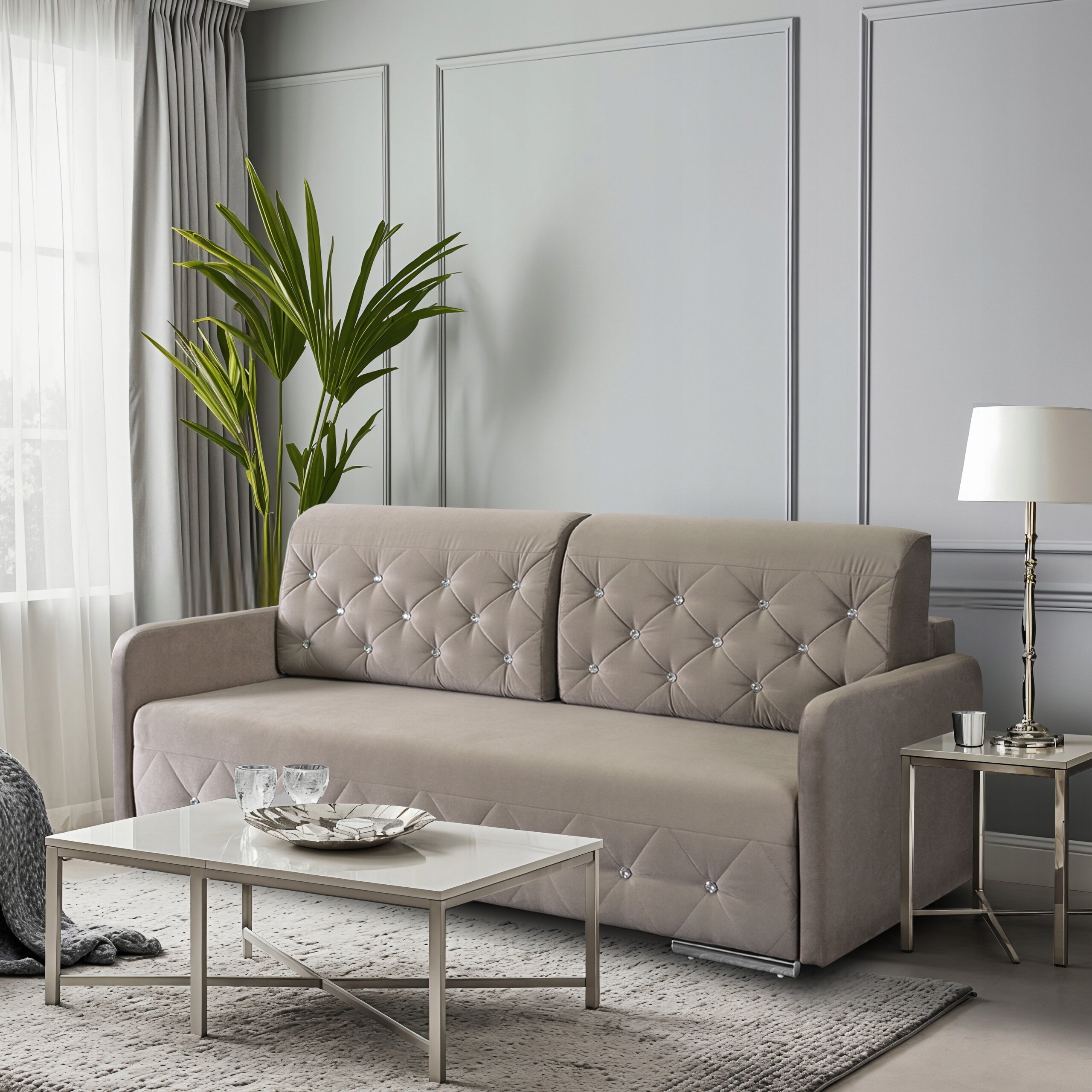 Beżowa sofa z funkcją spania, ozdobiona pikowaniami z guzikami, stoi w eleganckim salonie z jasnymi ścianami i dużym oknem. Obok sofy znajduje się stolik z lampą i dekoracyjnymi przedmiotami.