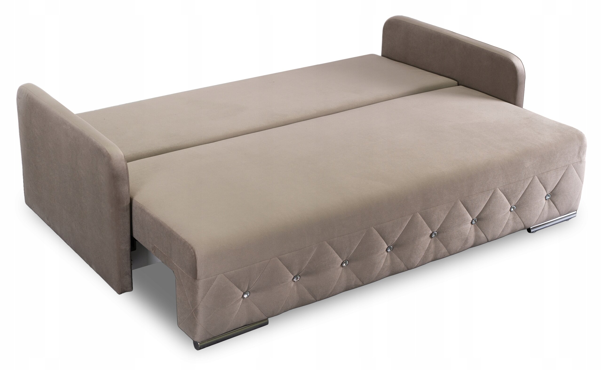 Beżowa sofa rozkładana z funkcją spania, z pikowanym wzorem na froncie i metalowymi nóżkami.