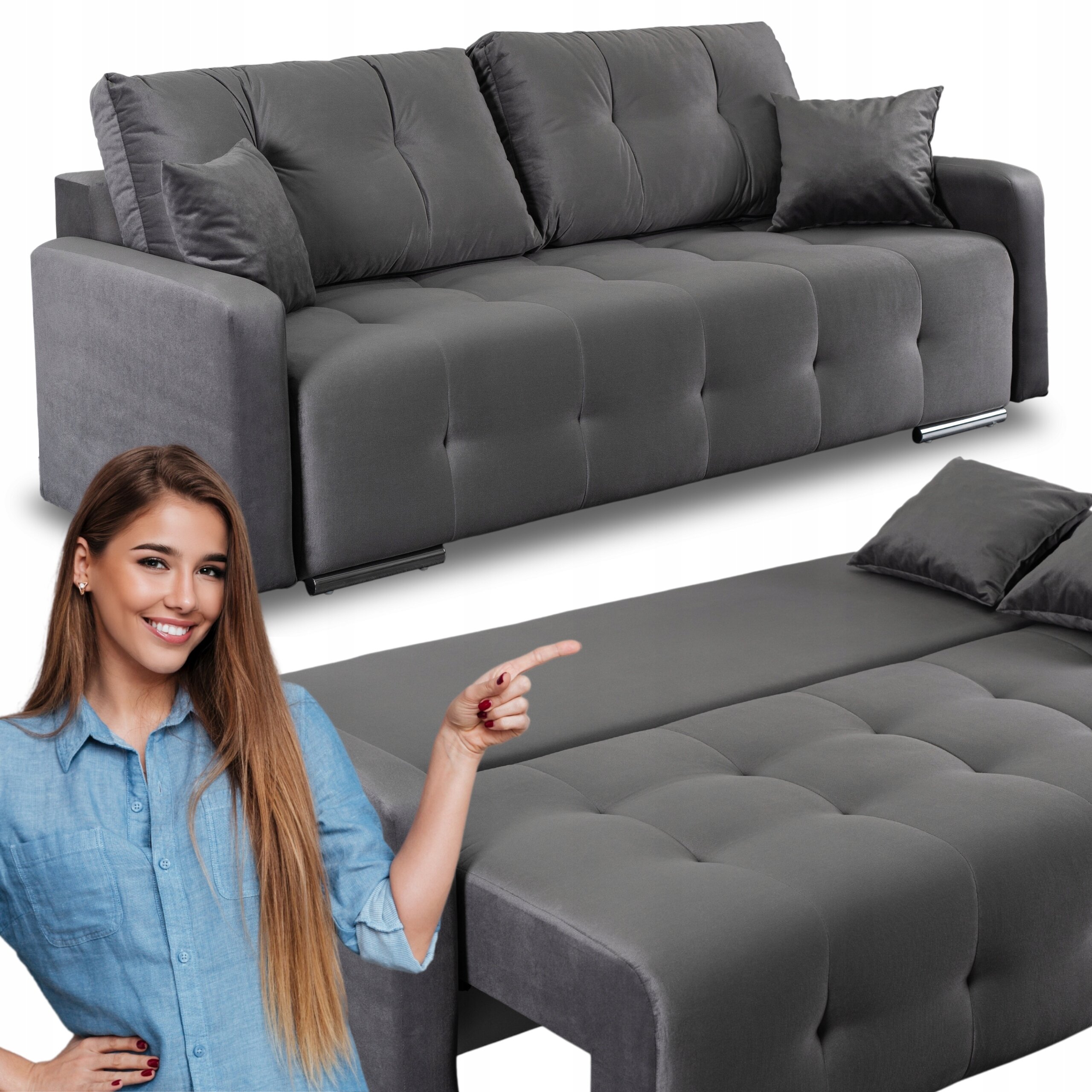 Szara sofa rozkładana z funkcją spania, z widocznymi poduszkami i pikowanym wzorem na siedzisku. Obok sofy stoi osoba wskazująca na nią palcem.