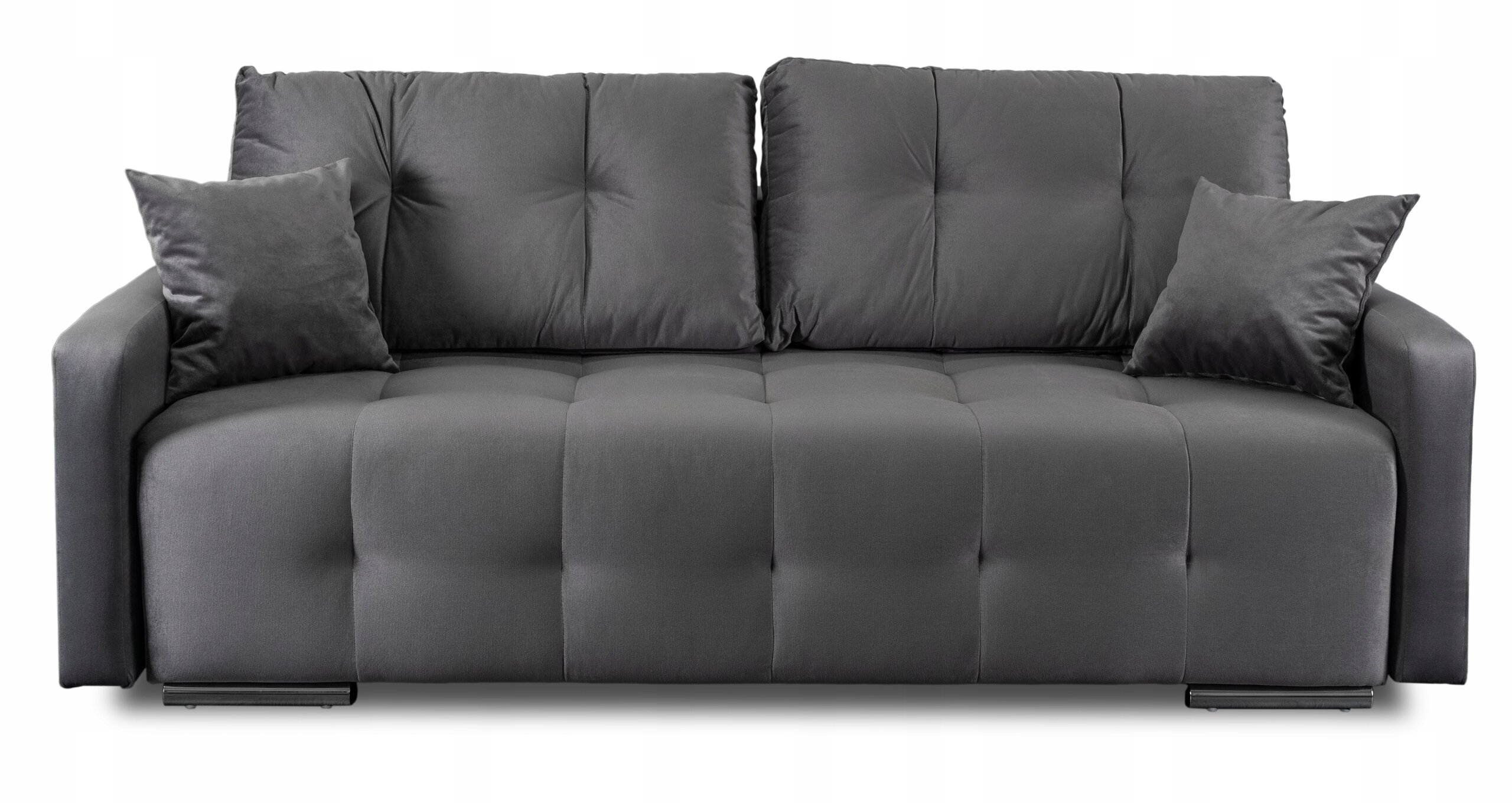 Szara sofa rozkładana z funkcją spania, posiadająca dwa duże poduszki oparciowe i dwie mniejsze poduszki dekoracyjne. Sofa ma prosty, nowoczesny design z pikowanym siedziskiem.
