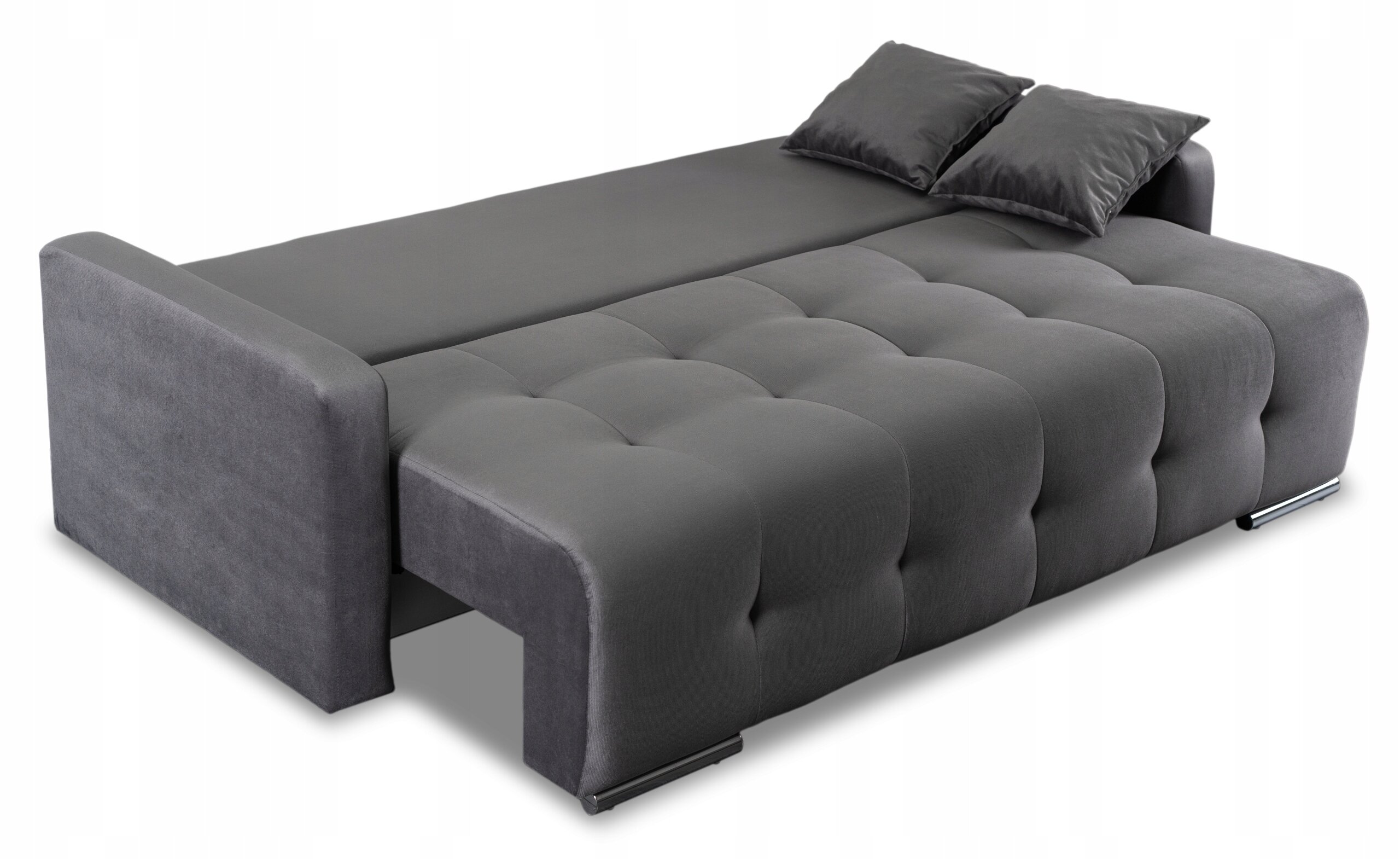 Szara, rozkładana sofa z funkcją spania, posiadająca pikowane siedzisko i dwa poduszki. Sofa ma prosty, nowoczesny design z metalowymi nóżkami.