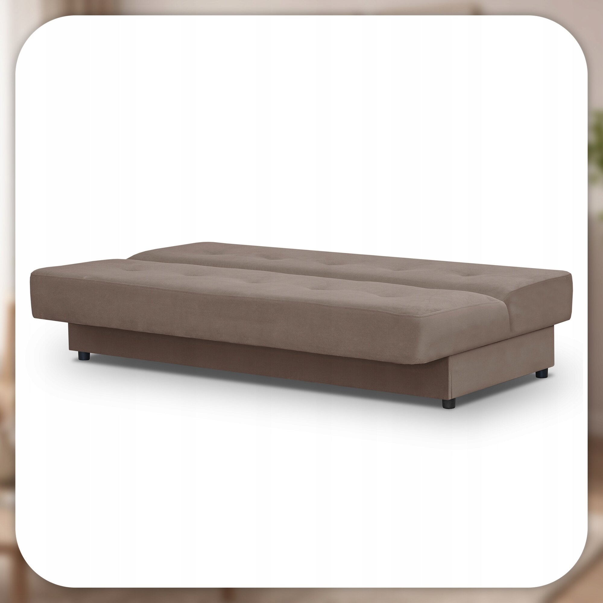 Na obrazie widoczna jest rozkładana sofa w kolorze brązowym, wykonana z weluru. Sofa ma prosty, nowoczesny design i jest ustawiona na tle jasnego wnętrza.