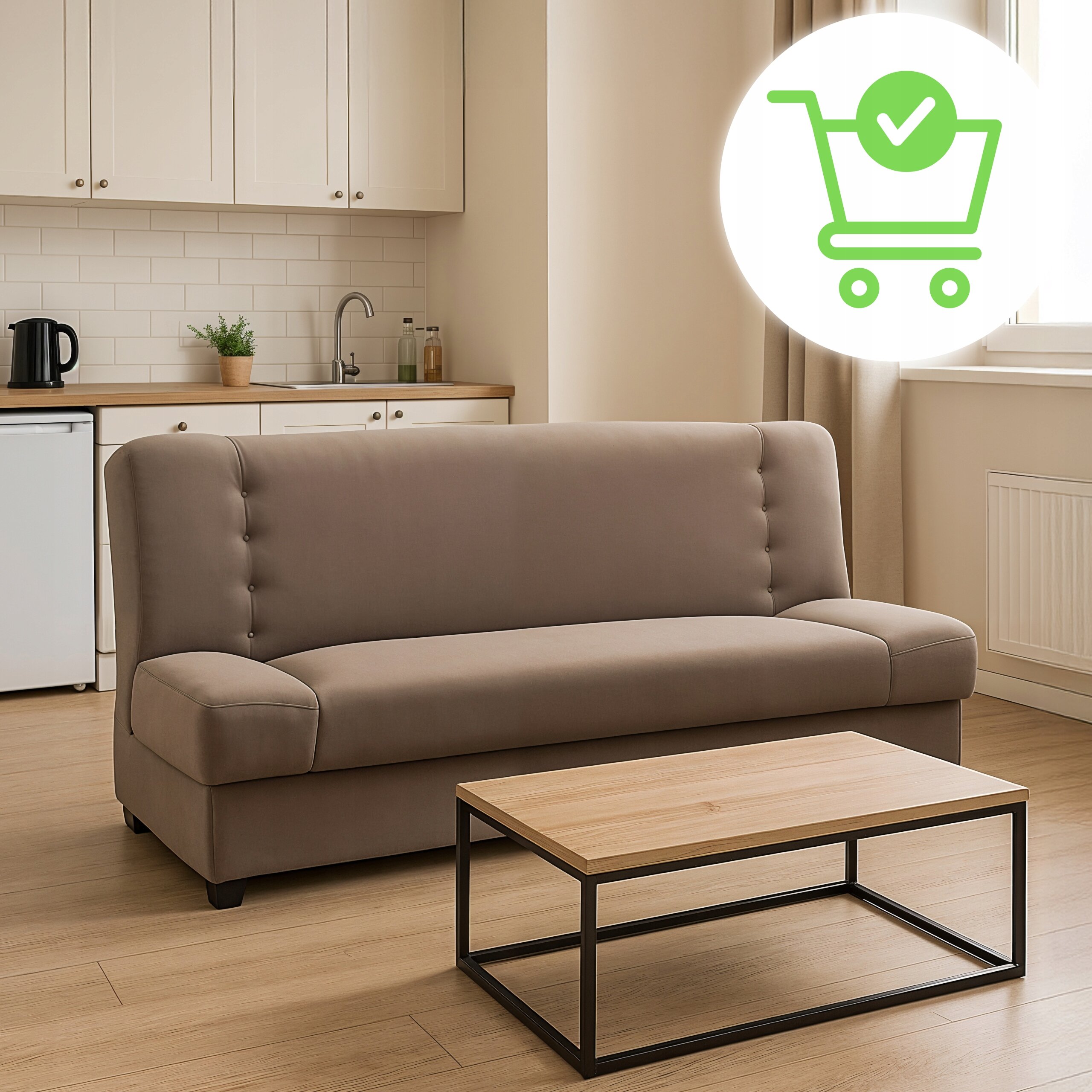 Beżowa sofa kanapa rozkładana z funkcją spania znajduje się w jasnym wnętrzu z aneksem kuchennym. W rogu obrazu widoczna jest ikona zielonego wózka zakupowego z zaznaczeniem wyboru.