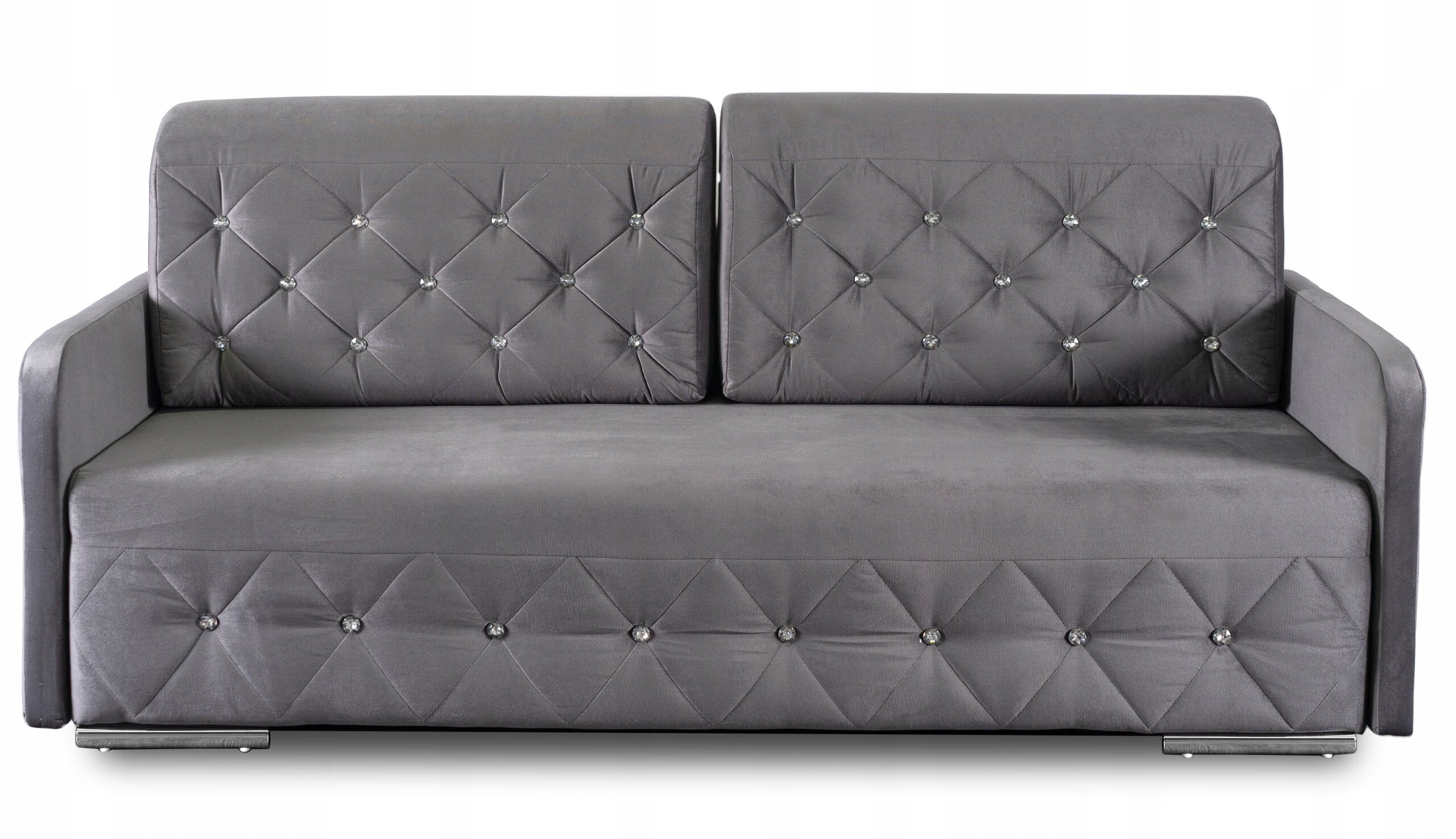 Szara sofa rozkładana z funkcją spania, ozdobiona pikowanymi guzikami na oparciu i siedzisku. Sofa ma prosty, nowoczesny design z podłokietnikami i metalowymi nóżkami.
