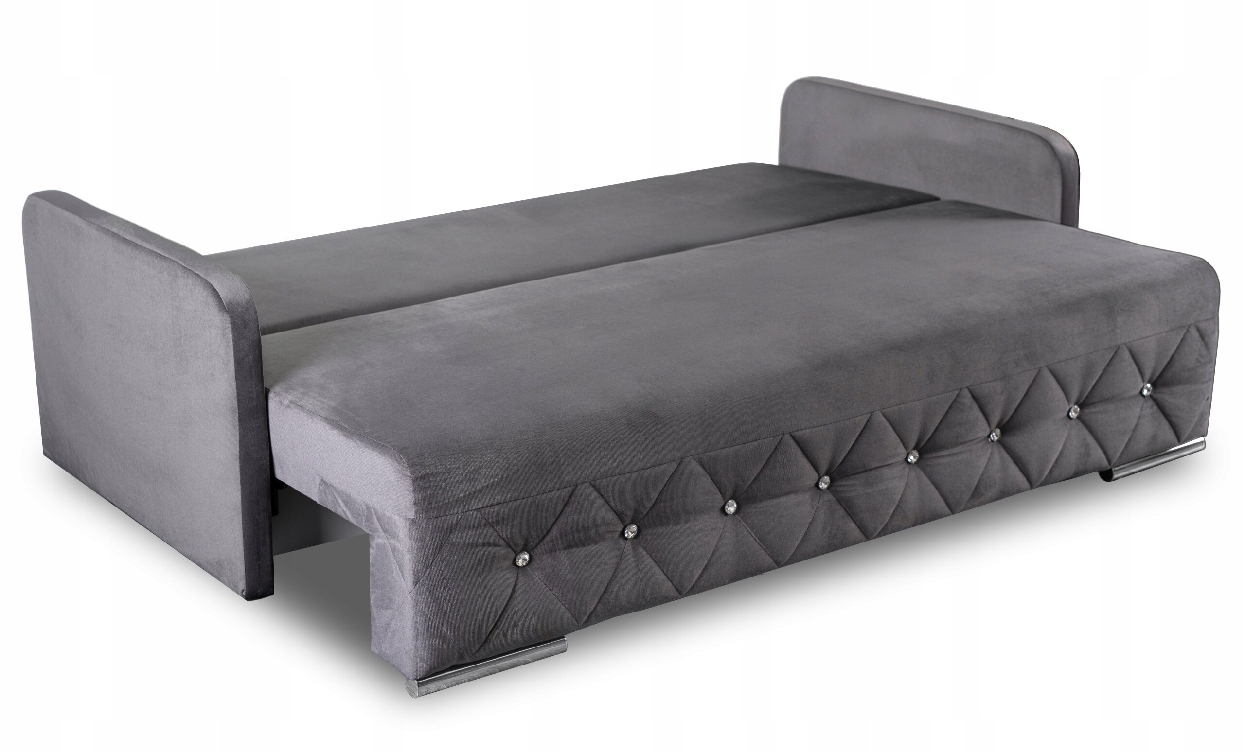 Szara sofa rozkładana z funkcją spania, z ozdobnymi pikowaniami i guzikami na przedniej części. Sofa ma prostokątny kształt z podłokietnikami po obu stronach.