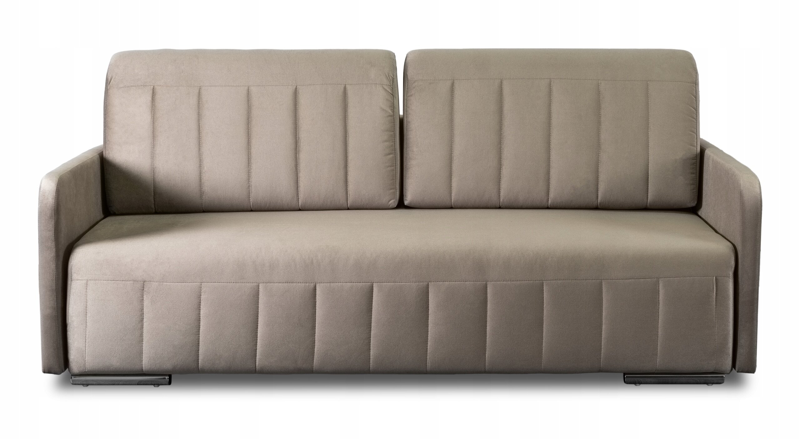 Beżowa sofa rozkładana z funkcją spania, posiadająca prosty design z pionowymi przeszyciami na oparciu i siedzisku. Sofa ma podłokietniki i stoi na niskich, ciemnych nóżkach.