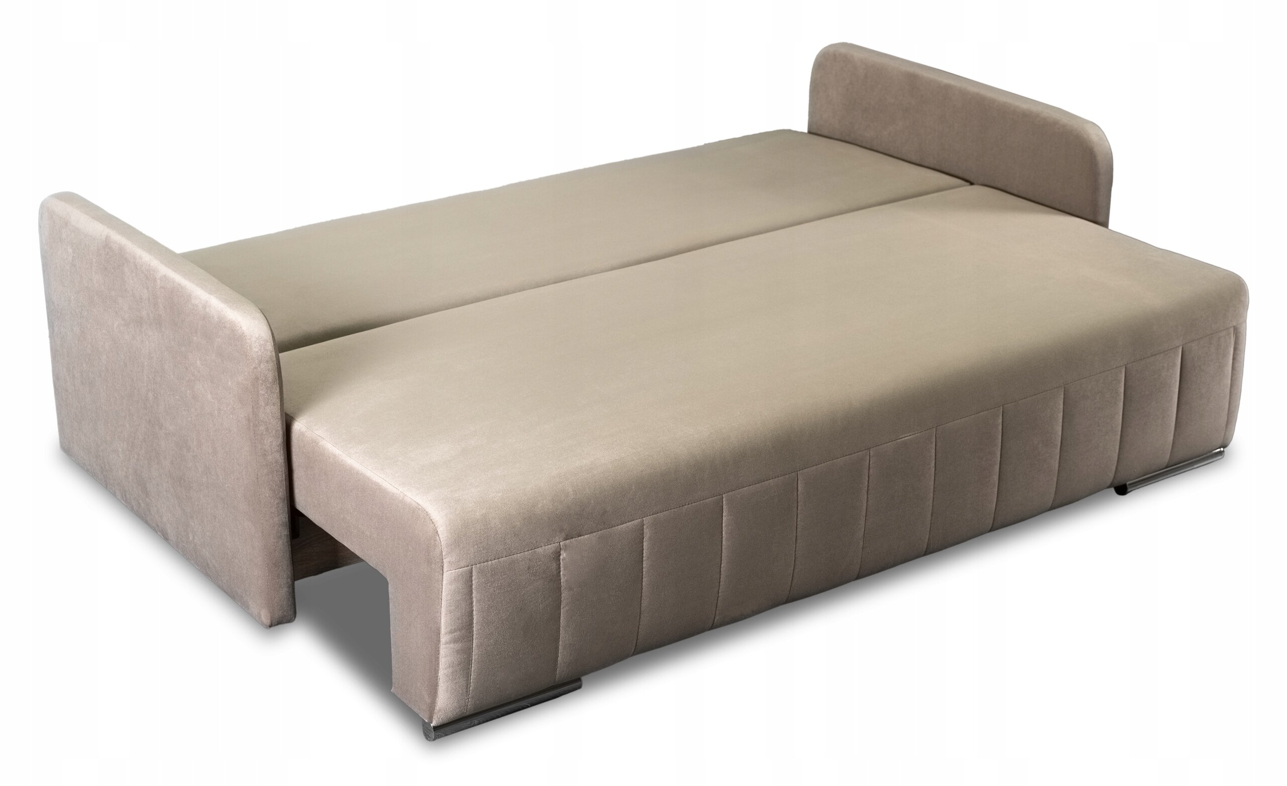 Beżowa sofa rozkładana z funkcją spania, przedstawiona w pozycji rozłożonej. Ma prosty, nowoczesny design z gładką powierzchnią i niskimi oparciami.