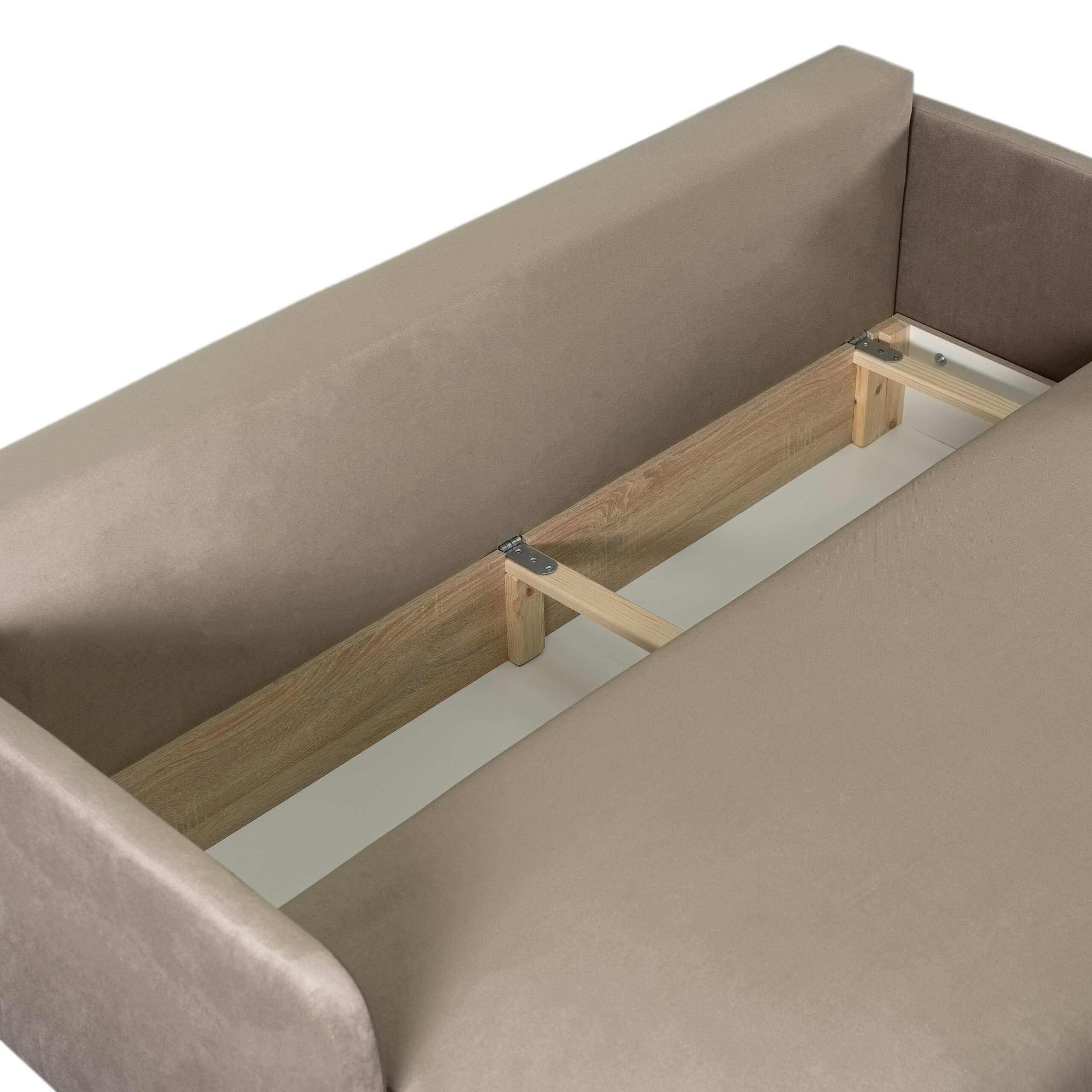 Obraz przedstawia wnętrze beżowej sofy z funkcją spania, ukazujące drewnianą konstrukcję wewnętrzną. Sofa ma prostą, nowoczesną formę z gładkim obiciem.