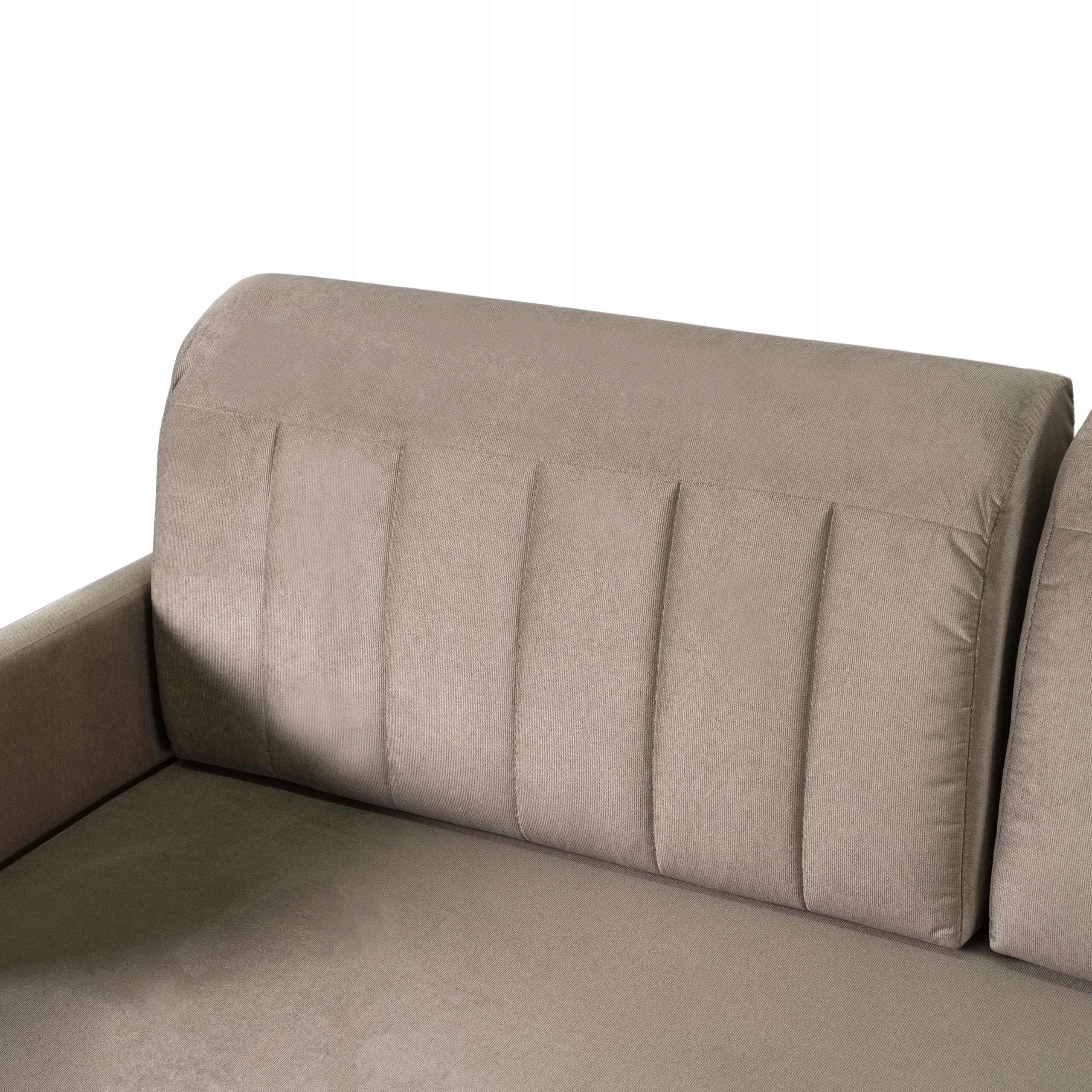 Beżowa sofa z funkcją spania, z widocznym oparciem o pionowych przeszyciach. Materiał wygląda na miękki i przyjemny w dotyku.
