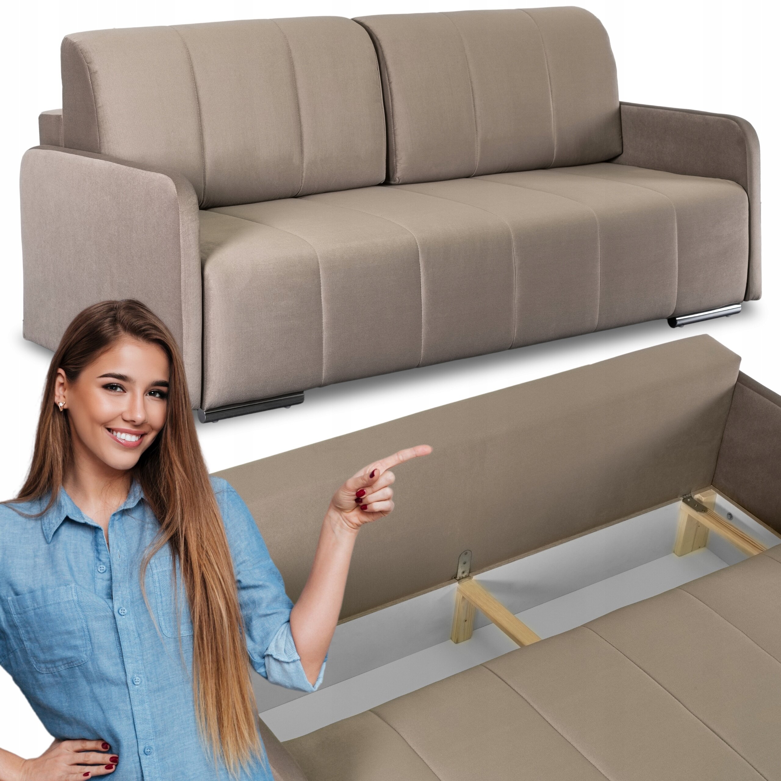 Beżowa sofa rozkładana z funkcją spania, z widocznym mechanizmem rozkładania. Obok sofy stoi kobieta w niebieskiej koszuli, wskazując na mebel.