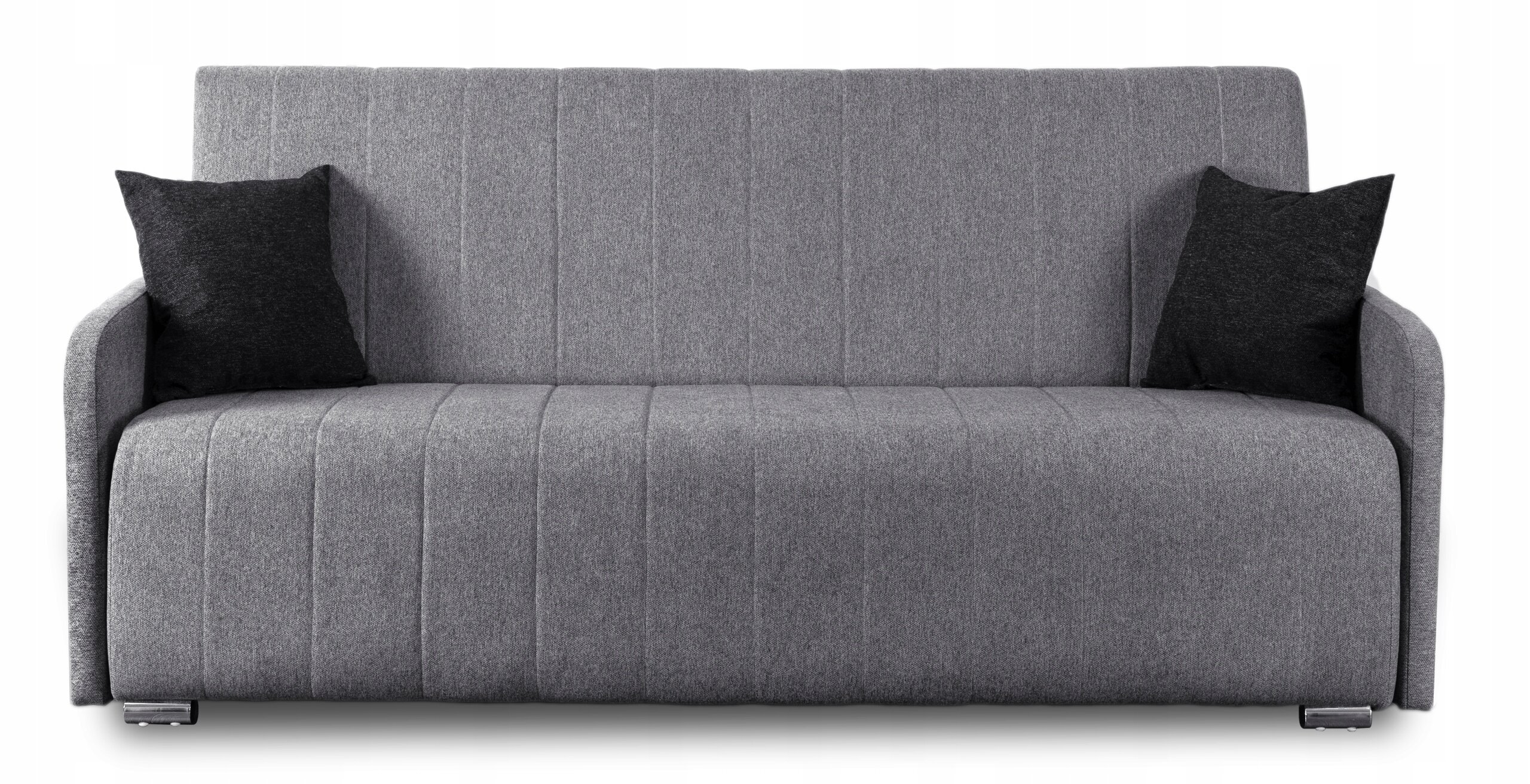 Szara, rozkładana sofa z funkcją spania, z dwoma czarnymi poduszkami po bokach.