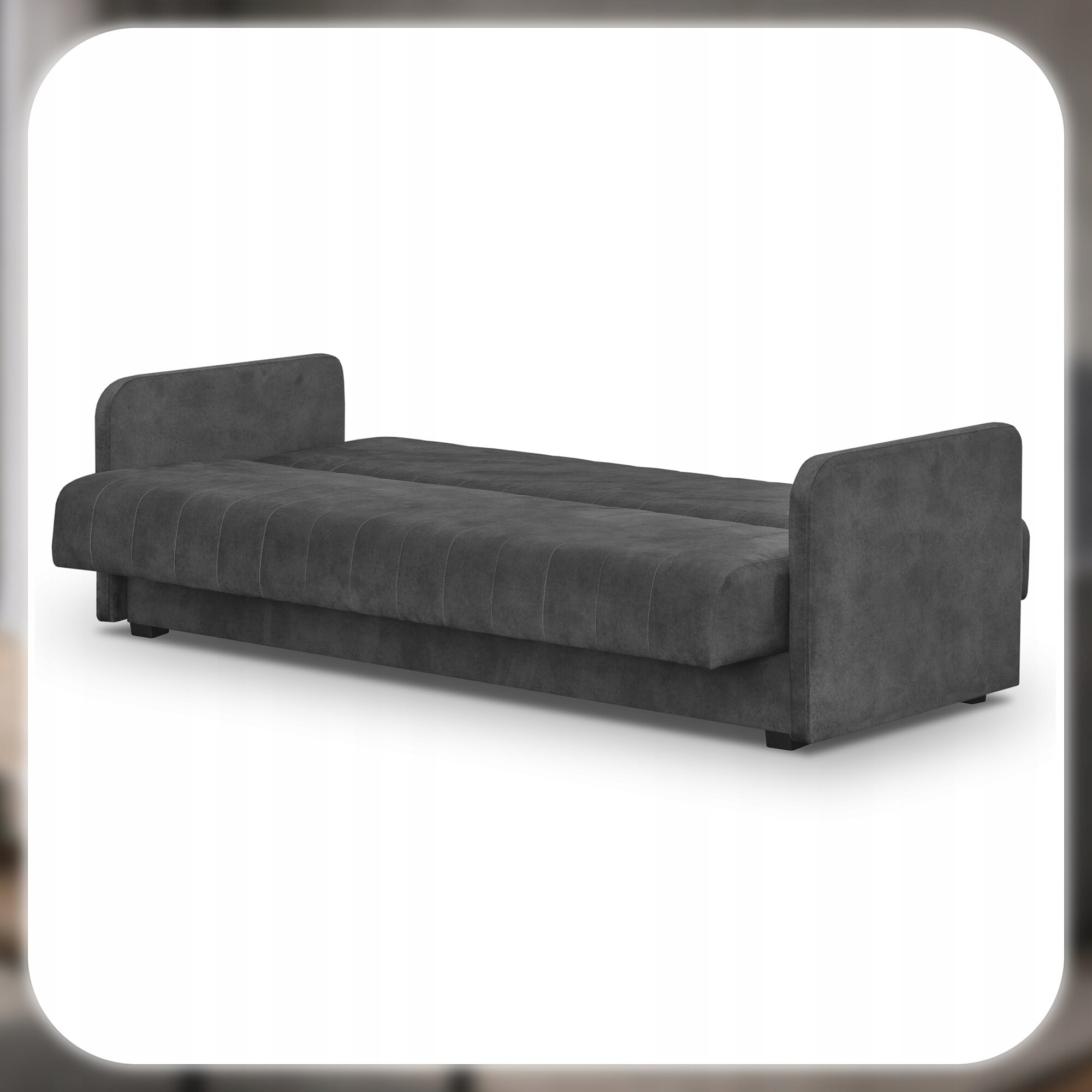 Szara, rozkładana sofa dwuosobowa z funkcją spania, o prostym i nowoczesnym designie. Sofa ma podłokietniki i jest ustawiona na tle białej ściany.
