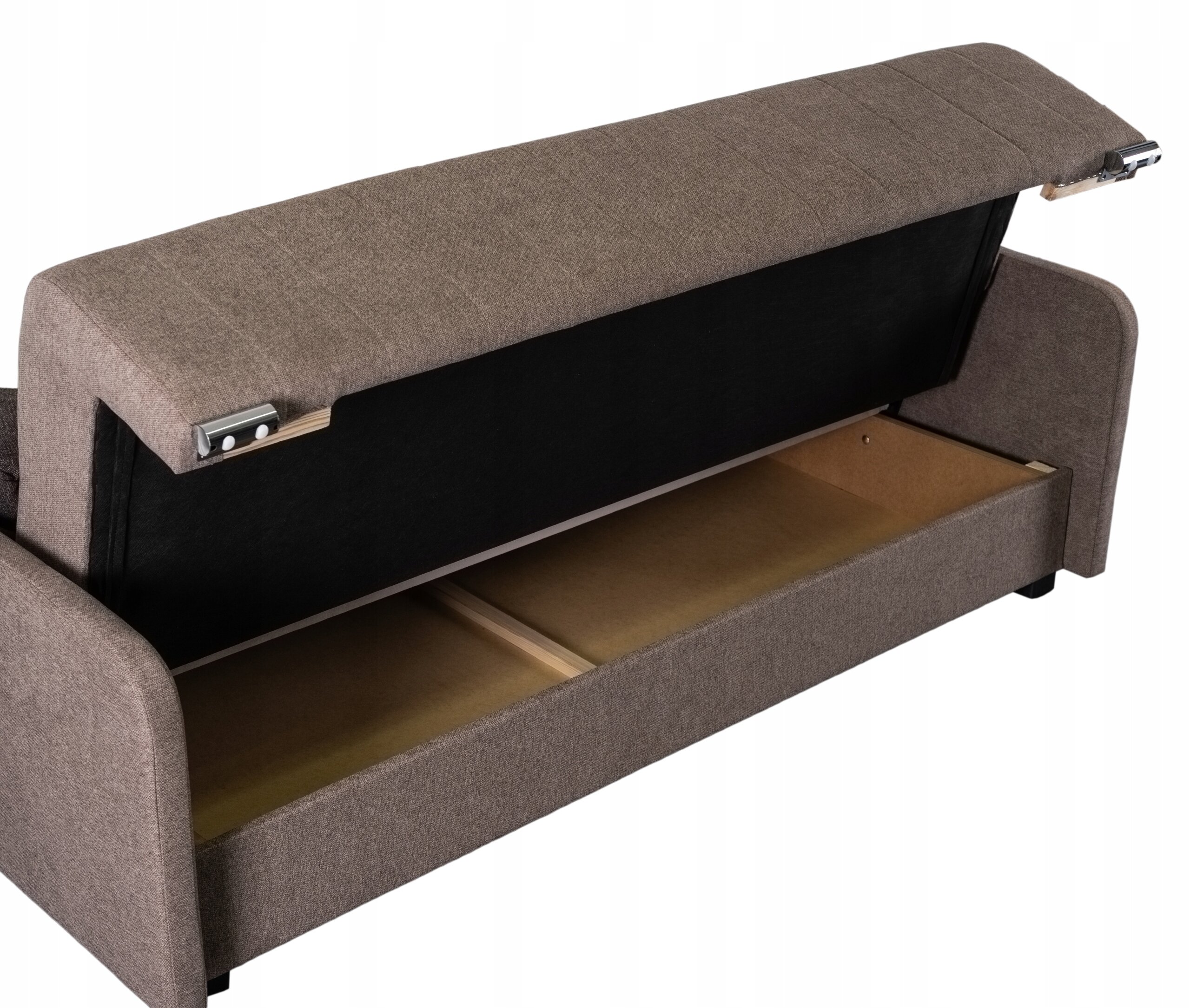 Beżowa sofa z funkcją spania, z otwartym schowkiem na pościel pod siedziskiem. Konstrukcja jest prosta, z zaokrąglonymi podłokietnikami.