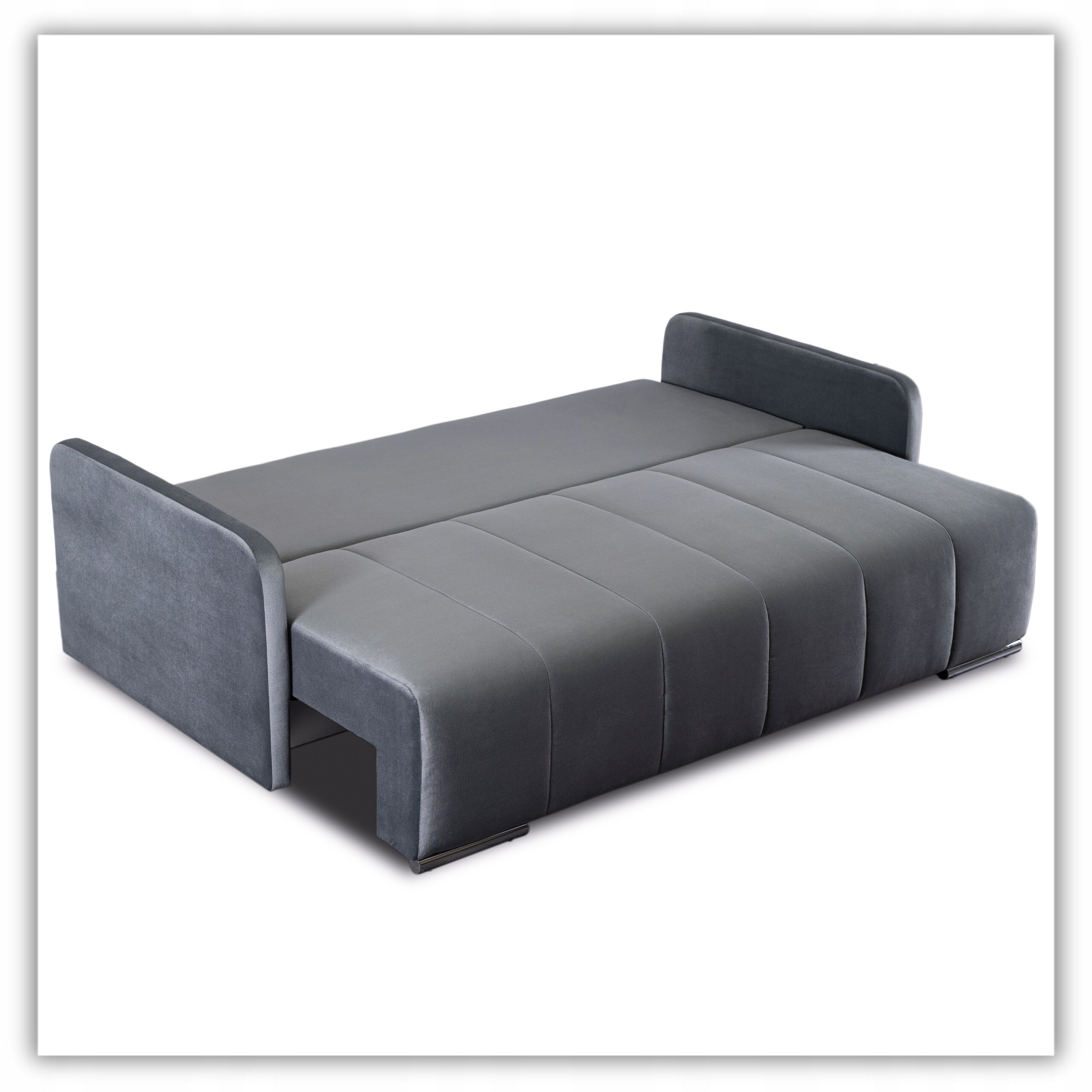 Szara, rozkładana sofa dwuosobowa z funkcją spania, o prostym i nowoczesnym designie. Sofa ma gładką powierzchnię i zaokrąglone podłokietniki.
