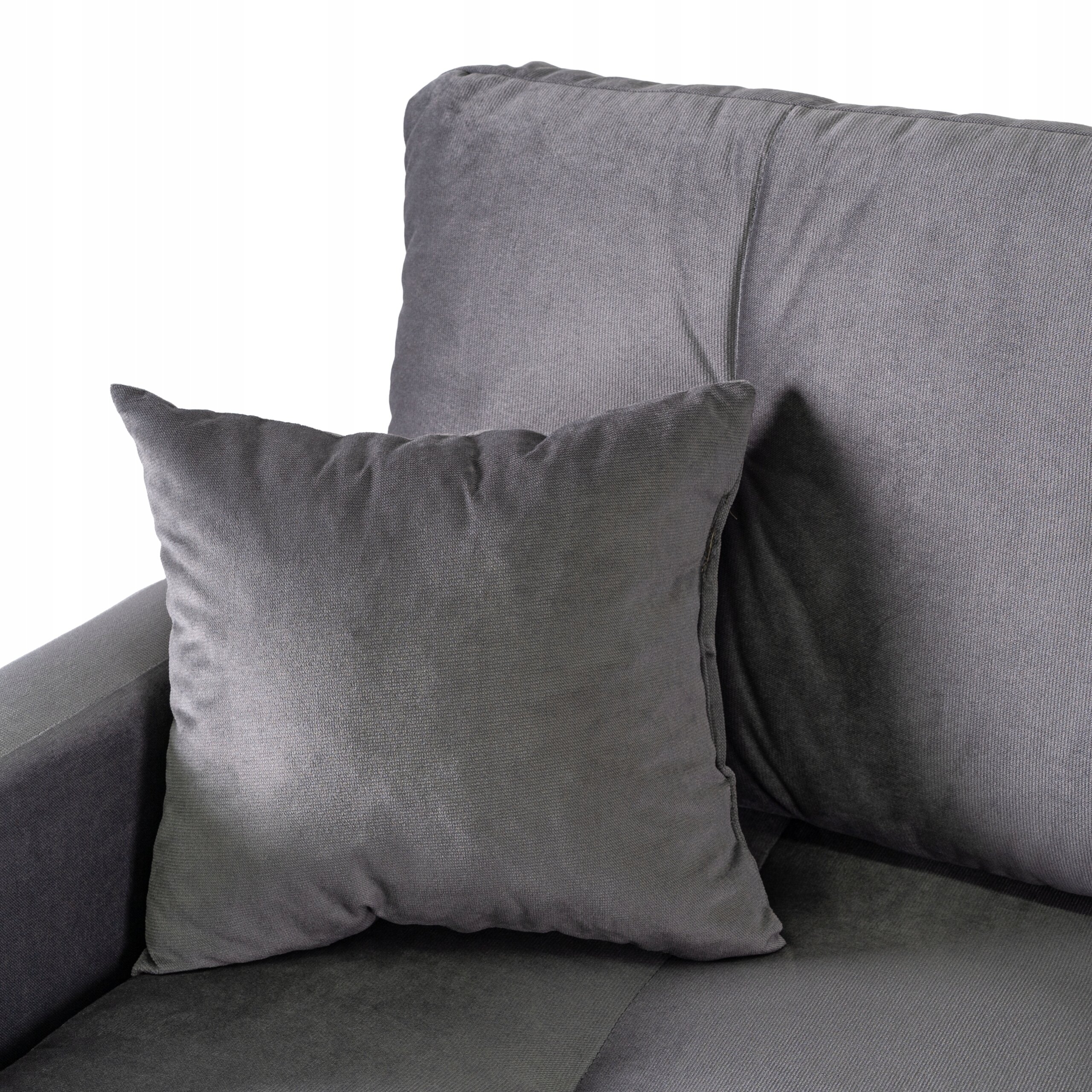 Szara sofa z funkcją spania, z widoczną poduszką w tym samym kolorze na siedzisku.