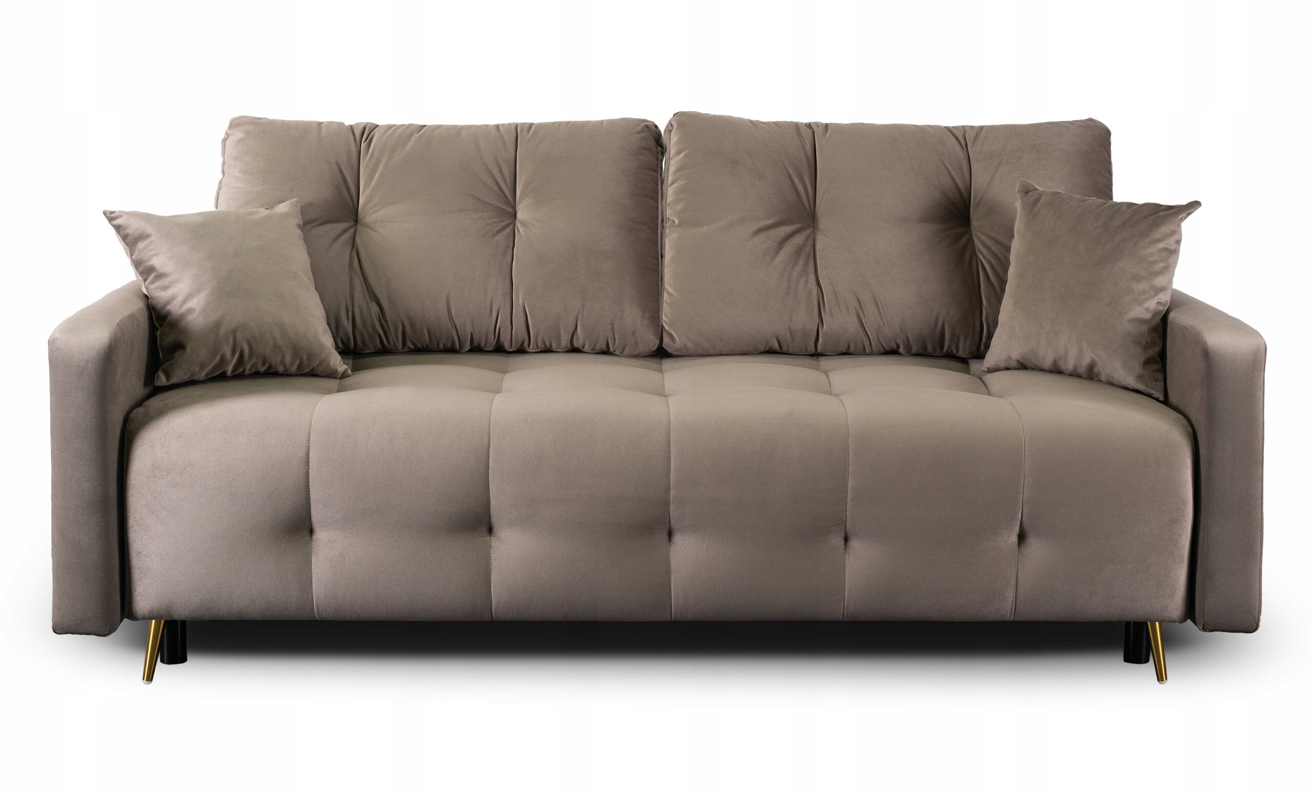 Beżowa sofa rozkładana z funkcją spania, posiada trzy poduszki oparciowe i dwie boczne. Sofa ma prosty, nowoczesny design z widocznymi przeszyciami na siedzisku.