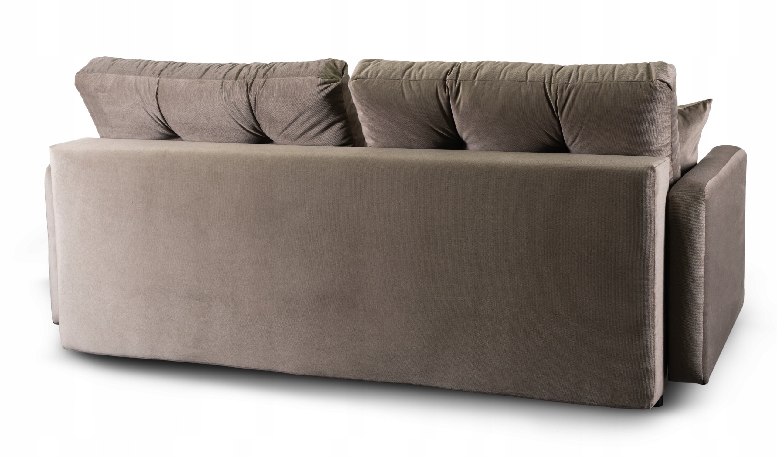 Obraz przedstawia tył beżowej, rozkładanej sofy z trzema poduszkami oparciowymi. Sofa ma prosty, nowoczesny design.