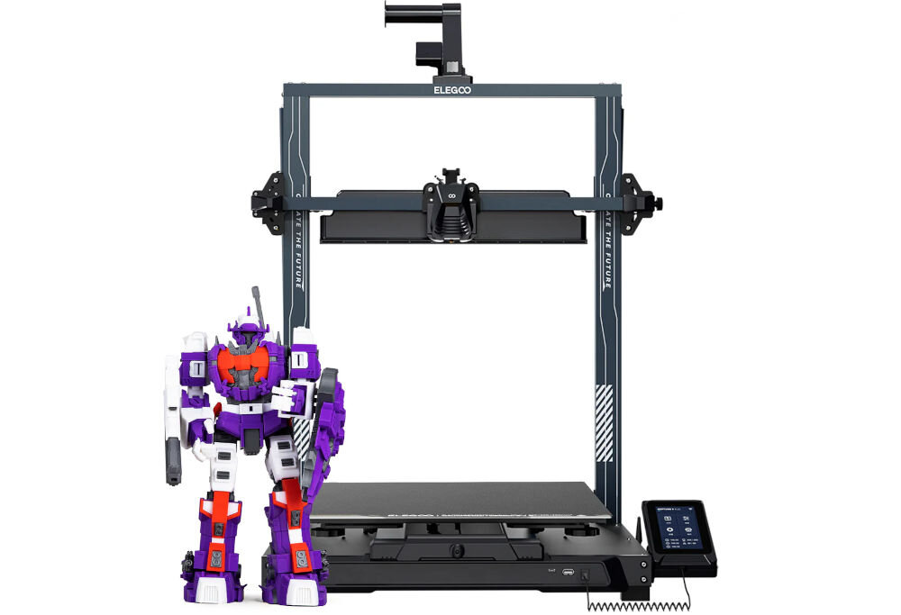 Na obrazie znajduje się drukarka 3D z napisem ELEGOO na górnej belce oraz kolorowa figurka robota. Obok drukarki widoczny jest panel sterujący z wyświetlaczem.