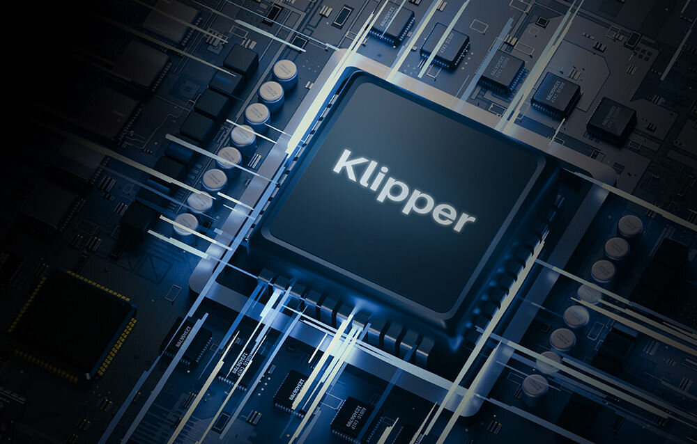 Obraz przedstawia zbliżenie na układ scalony z napisem \'Klipper\' na tle płyty głównej z widocznymi ścieżkami i elementami elektronicznymi.