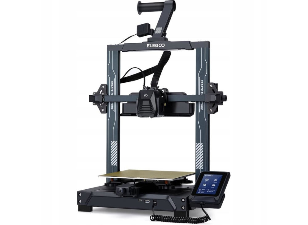 Na obrazie widoczna jest drukarka 3D z napisem ELEGOO na górnej belce. Posiada ekran dotykowy umieszczony na podstawie oraz szpulę na filament na szczycie konstrukcji.