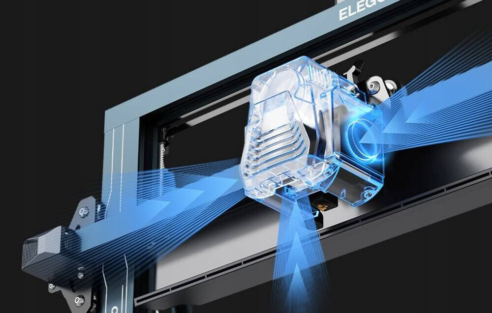 Obraz przedstawia fragment drukarki 3D z widocznym mechanizmem, z którego emitowane są niebieskie promienie. Na górnej części urządzenia widnieje napis \'ELEGOO\'.