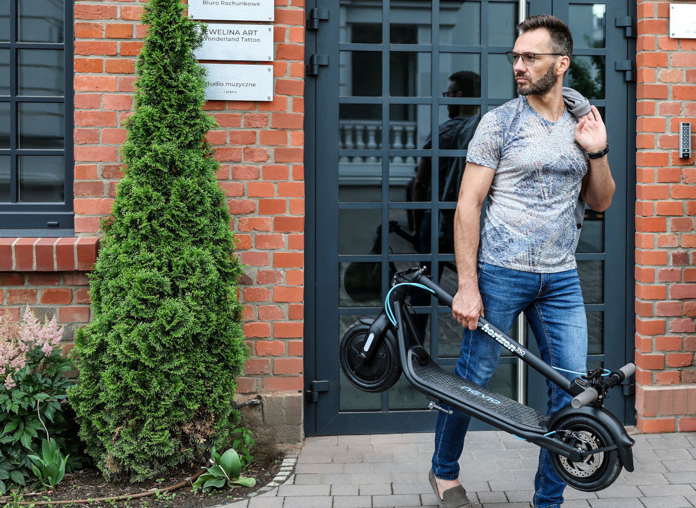 Hulajnoga elektryczna NEVIQ Horizon 350 38km 350W 10 Czarny akumulator litowo-jonowy bateria 36 V pojemnosc 10 Ah czas ladowania okolo 5 godzin