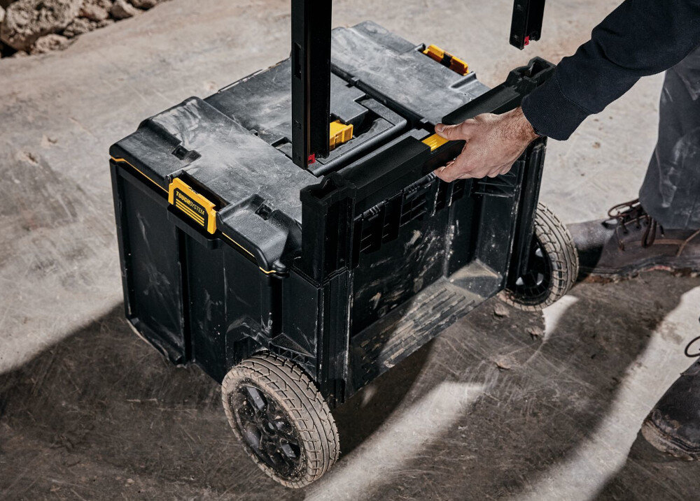 Skrzynka narzędziowa DEWALT DS450 plac budowy skrzynia ustawiona na podłożu widok z góry otwór umożliwiający założenie kłódki bezpieczeństwo przechowywanych narzędzi ochrona przed dostępem osób trzecich