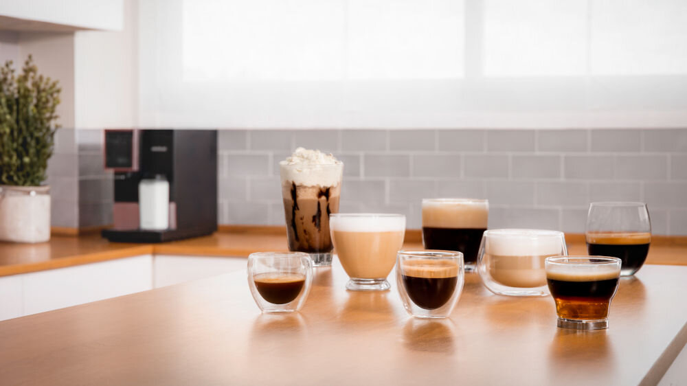 Ekspres CECOTEC Cremmaet Compactccino Connected Black Rose 25 różnych napojów kawowych różnorodność każdy miłośnik kawy zaspokojone gusta przygotowanie czegoś innego preferowany napój intuicyjne menu wyjątkowa kawa dostosowana do upodobań 