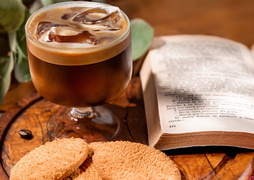 Ekspres CECOTEC Cremmaet Compactccino Connected Black Rose dla miłośników kawy mrożonej różnorodne przepisy orzeźwiające napoje na gorące dni kawa mrożona tradycyjne napoje ciekawe smaki na każdą okazję 