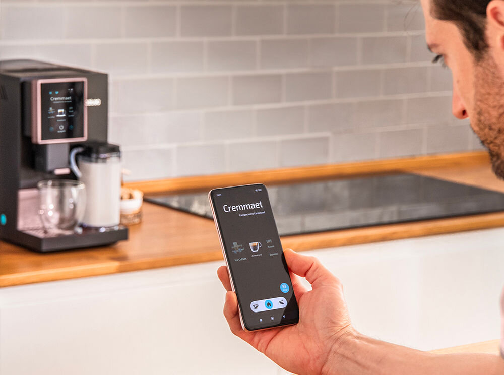 Ekspres CECOTEC Cremmaet Compactccino Connected Black Rose parzenie kawy z dowolnego miejsca aplikacja na smartfonie Android iOS ustawienie urządzenia praktyczne rozwiązanie kilka kliknięć w aplikacja gotowa kawa o poranku codzienny komfort 
