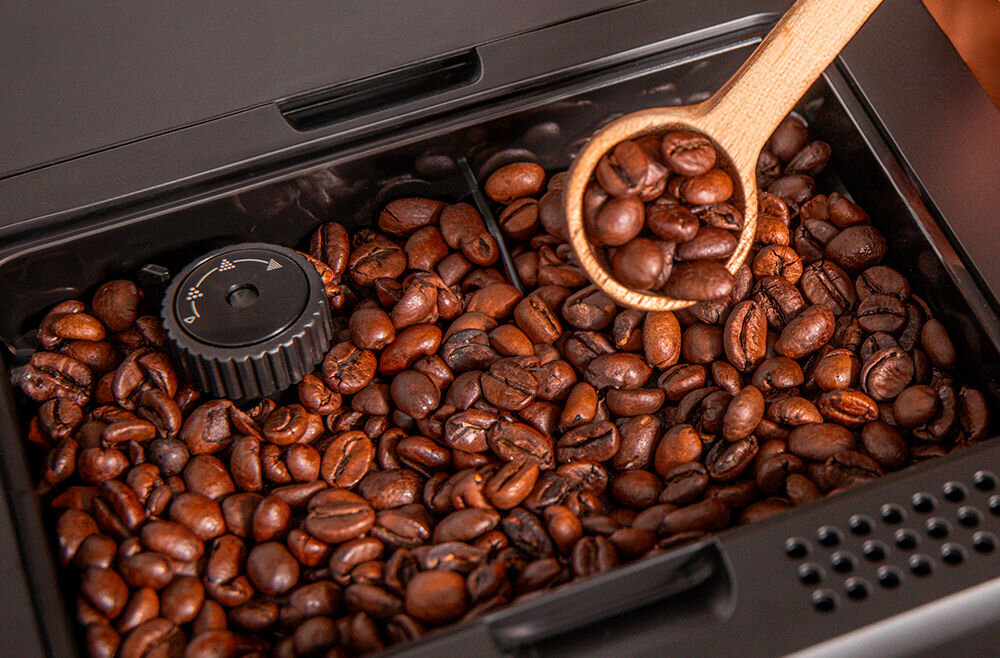 Ekspres CECOTEC Cremmaet Compactccino Connected Black Rose hermetyczny pojemnik pojemność 150 gramów 5 poziomów mielenia świeża aromatyczna kawa mielenie ziaren na bieżąco dla prawdziwych smakoszy rózne poziomy mielenia dostosowanie grubości ziaren prawdziwa przyjemność wyjątkowość charakter 