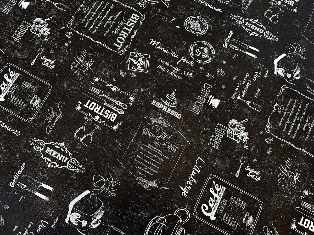 Obraz przedstawia czarną ceratę z białymi nadrukami w stylu vintage, zawierającymi napisy takie jak \'BISTROT\', \'ESPRESSO\', \'Café\' oraz różne motywy kulinarne. Wzory obejmują sztućce, filiżanki i dekoracyjne ramki.