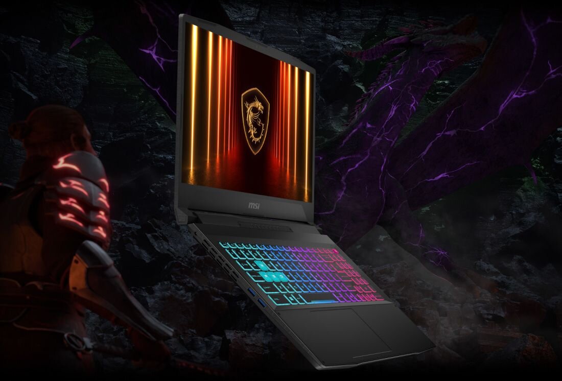 Otwarty laptop MSI Katana 15 HX pokazuje podświetlaną klawiaturę RGB i ekran z logo producenta w gamingowej aranżacji – GeForce RTX 5060 IPS 144 Hz