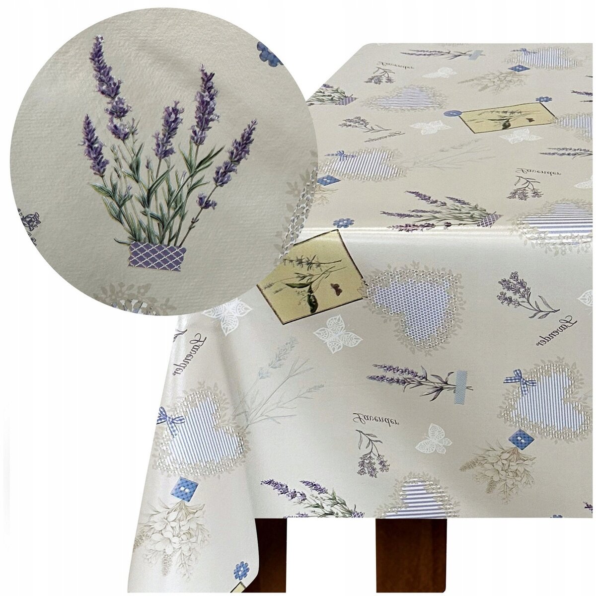 Obrus plamoodporny z motywem lawendy i innych roślin na jasnym tle. Wzory obejmują również serca i napisy \'Lavender\'.
