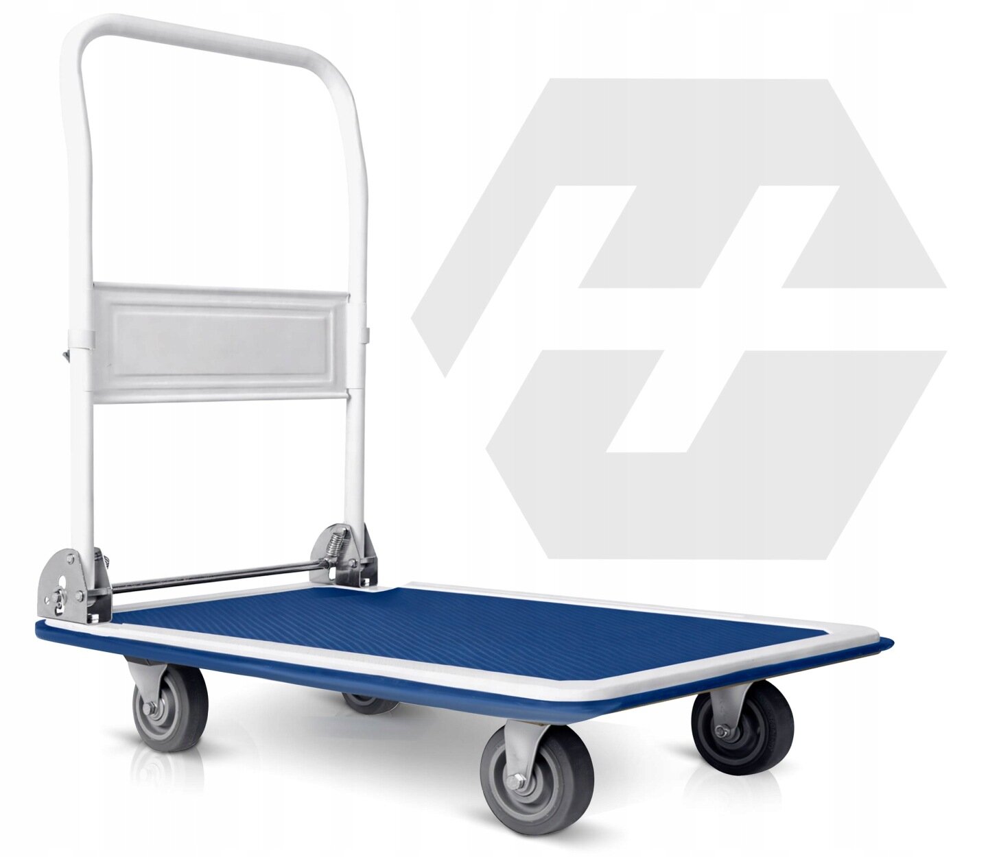 Na obrazie widoczny jest wózek transportowy z niebieską platformą i białą ramą, wyposażony w cztery szare kółka. W tle znajduje się duże, szare logo w kształcie sześciokąta.