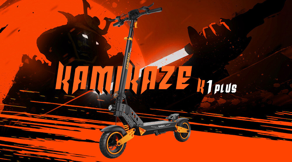 Hulajnoga elektryczna KAMIKAZE K1 Plus Plus 80km 1000W 10 cali Czarny czerwone tło na tle czarna grafika samuraja napis KAMIKAZE K1 Plus ma pierwszym planie hulajnoga widoczna od przodu pod skosem styl stabilność moc płynność środek transportu