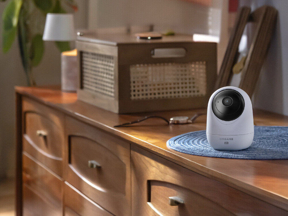 Kamera DREAME Navo Care 1 InCam Wewnętrzna, monitoring, bezpieczeństwo, podgląd, dom, kamera stoi na blacie komody w pokoju gościnnym