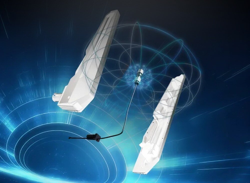 Router ASUS ROG Rapture GT-BE19000AI grafika przedstawiająca dwa białe elementy obudowy routera zintegrowane z metalowymi radiatorami oraz czarnym przewodem zakończonym złączem na tle niebieskich smug, anteny, dopasowanie sygnału RF