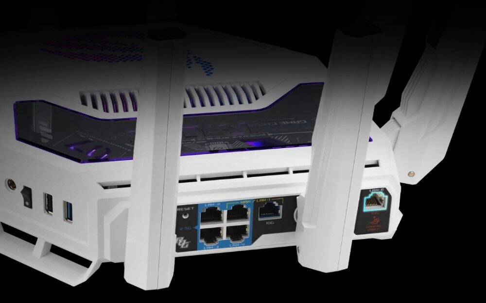 Router ASUS ROG Rapture GT-BE19000AI zbliżenie na tylny panel routera pokazujące porty komunikacyjne w tym niebieską sekcję z czterema gniazdami 2.5G oraz czarne gniazdo 10G i dedykowany port opisany jako 'GAMING PORT', porty, złącza, funkcje
