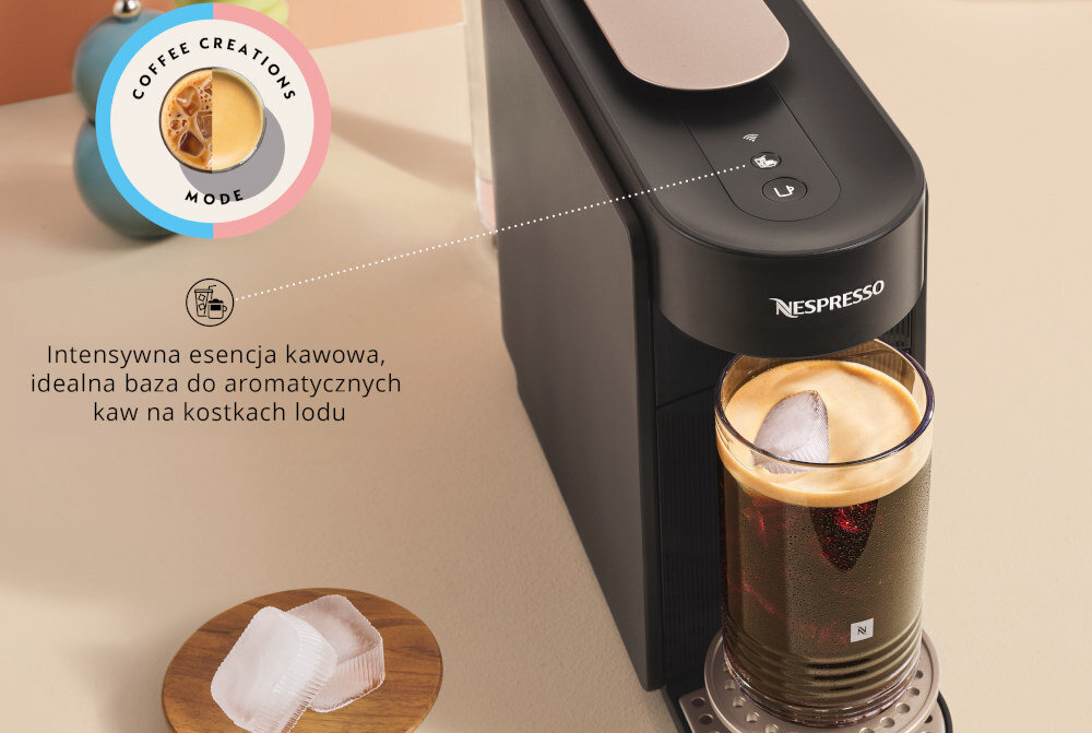 Czarny ekspres do kawy z logo Nespresso, obok szklanka z kawą i kostkami lodu. Tekst na obrazie: \'Intensywna esencja kawowa, idealna baza do aromatycznych kaw na kostkach lodu\'.